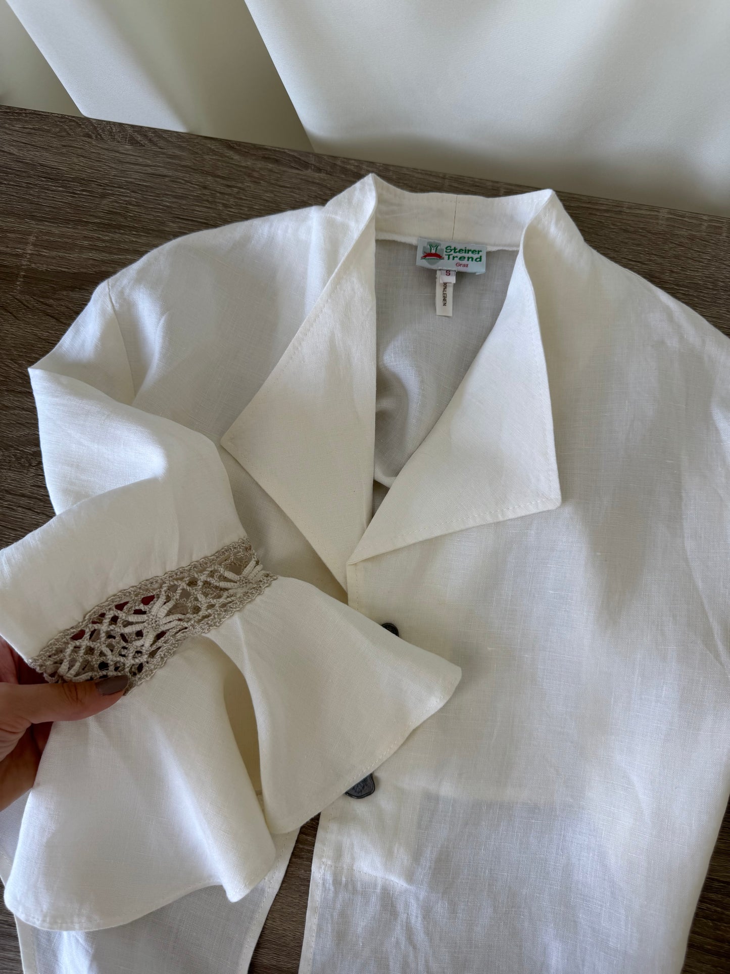 Cămașă vintage din 100% in cu detalii de macrame la mâneci, crop ( mărimea S)