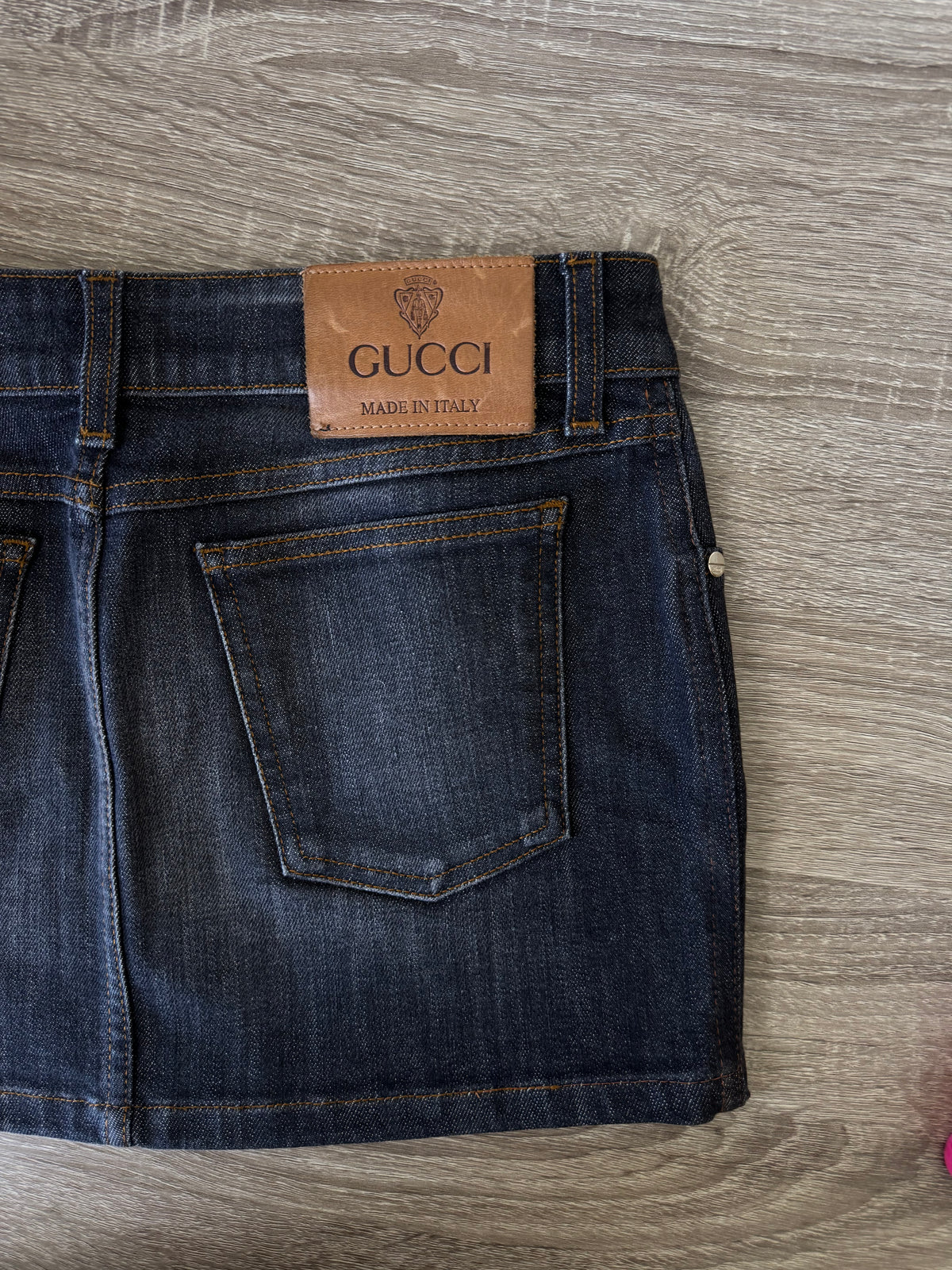 Fusta luxury Gucci cu accesoriu metalic, nasturi inscripționați ( mărimea xs/s)