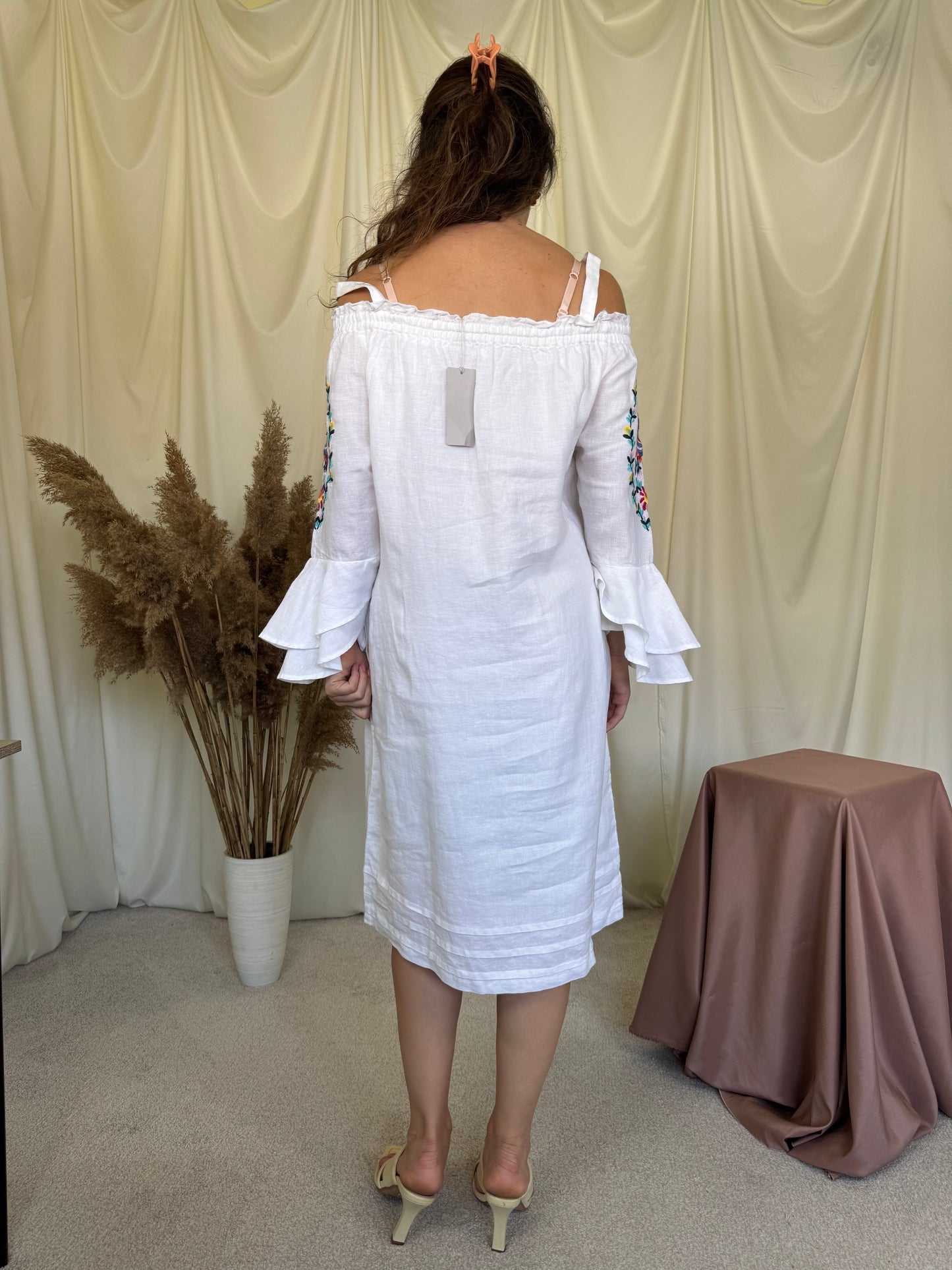Rochie nouă cu broderie superbă din 100% in ( mărimea S- S/M)
