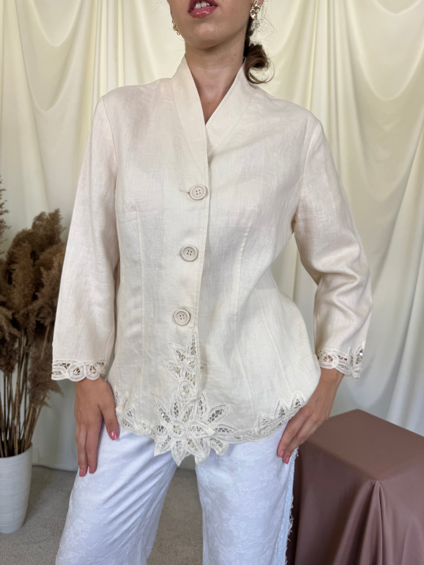 Sacou de vară din 100% in cu broderie superbă ( mărimea L)