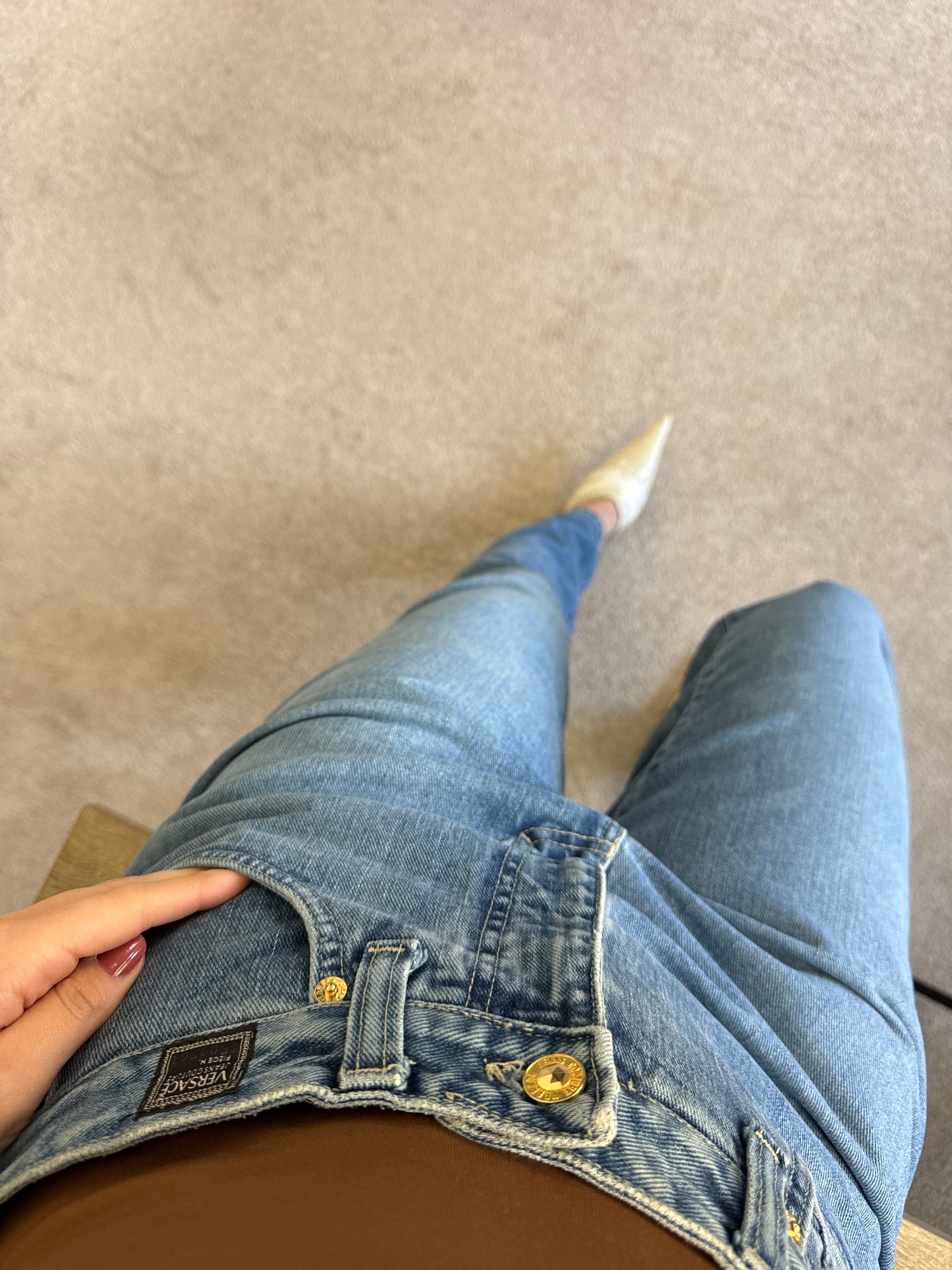 Blug vintage Versace din 100% bumbac, nasturi metalici aurii, păstrați într-o stare excelentă 
(Mărimea S)