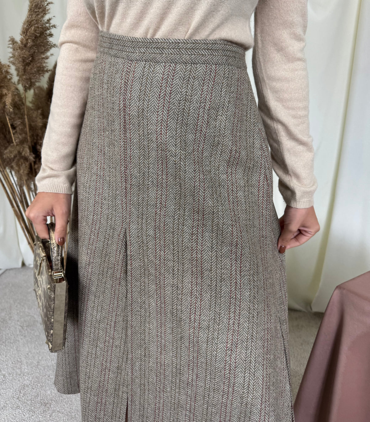 Fusta vintage din 100% lână cu print superb și croi cu șlițuri multiple, căptușeală roșie  ( mărimea L)
