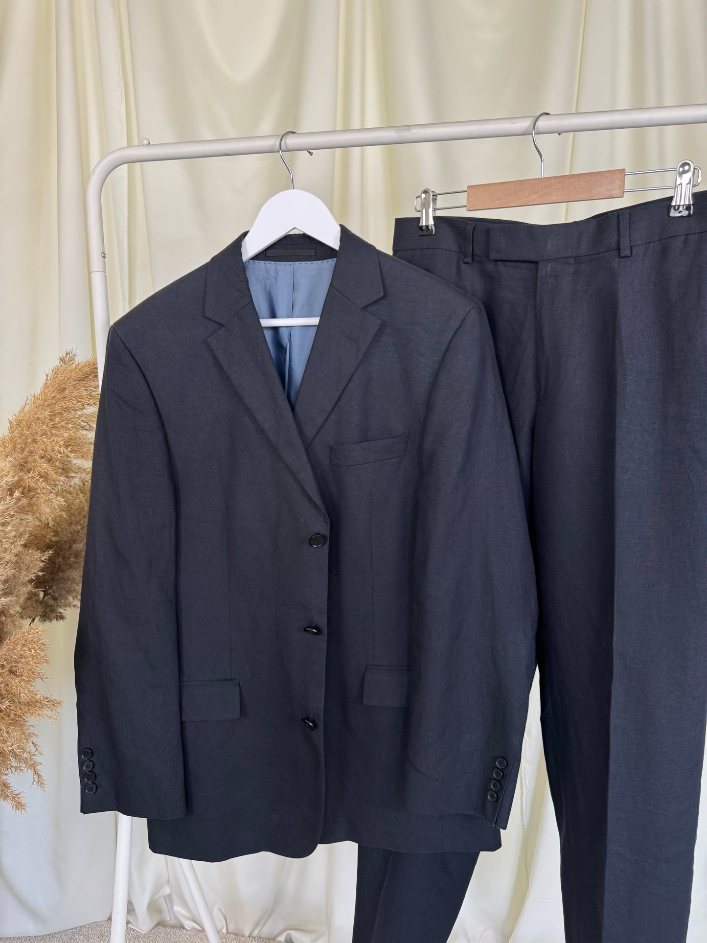 Costum HUGO BOSS din 100% in bleumarin 
(Mărimea 50/M-L)