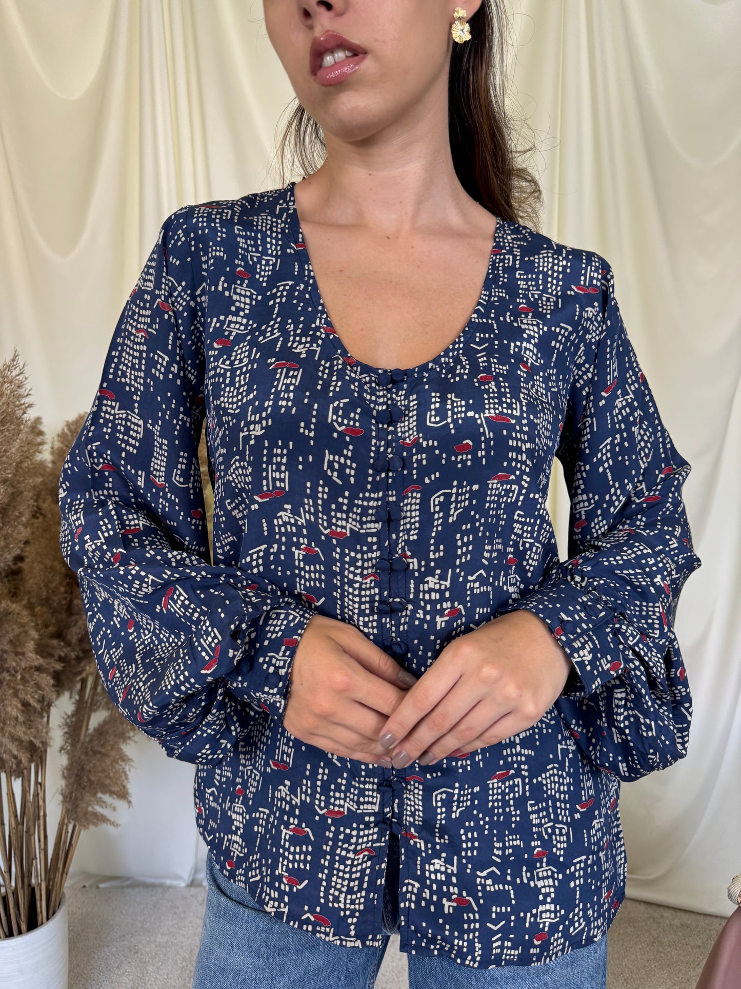 Cămașă vintage din mătase bleu cu print și mâneci ample 
(Mărimea S/M)