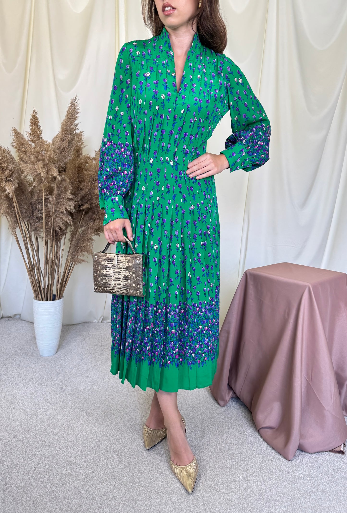 Rochie vintage din 100% mătase naturala cu prin floral, pliuri fine și croială vaporoasă 
(Mărimea M/L)