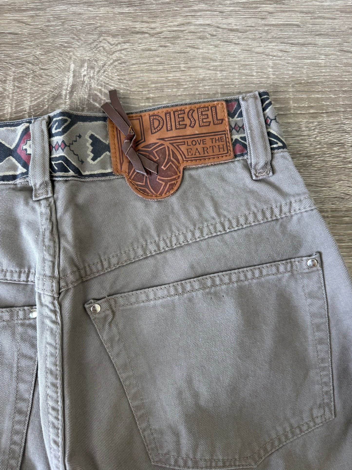 Blugi vintage Diesel din bumbac cu talie înaltă 
(Mărimea S/M)