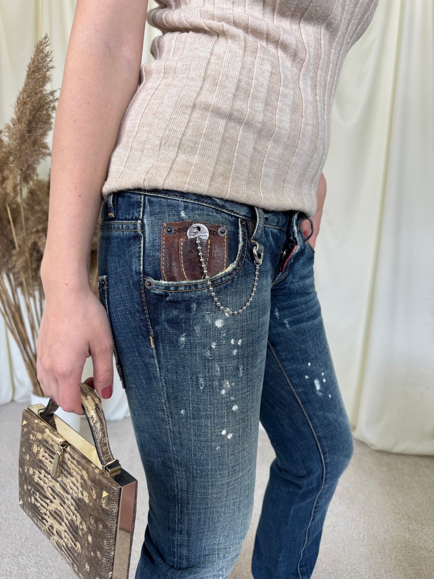 Blugi premium DSQUARED cu talie joasă 
(Mărimea XS)