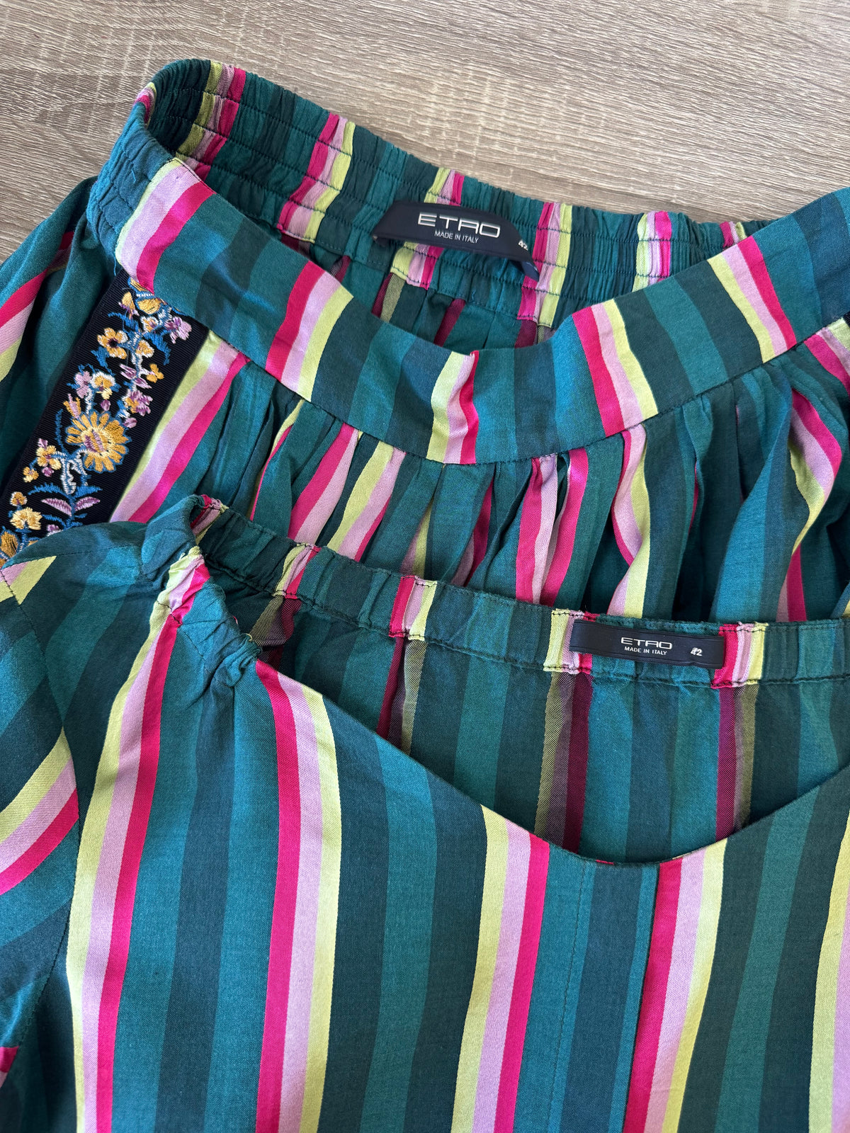 Set luxury ETRO din 2 piese, cămașă și fustă cu talie înaltă elastică , broderie superbă  ( mărimea S/M)