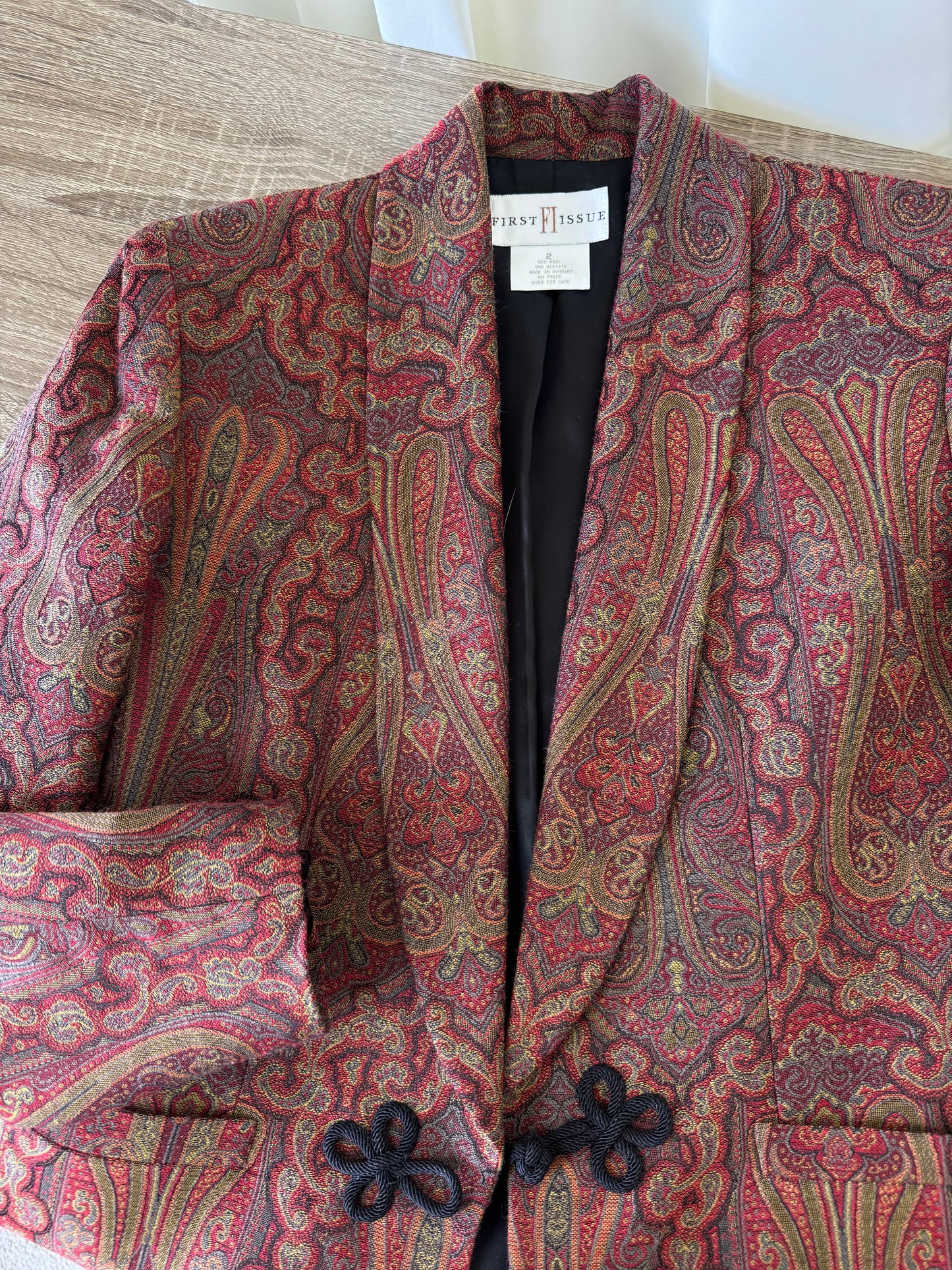 Sacou superb din lana și acetat cu print în stil Etro și umeri marcați 
(Mărimea S)