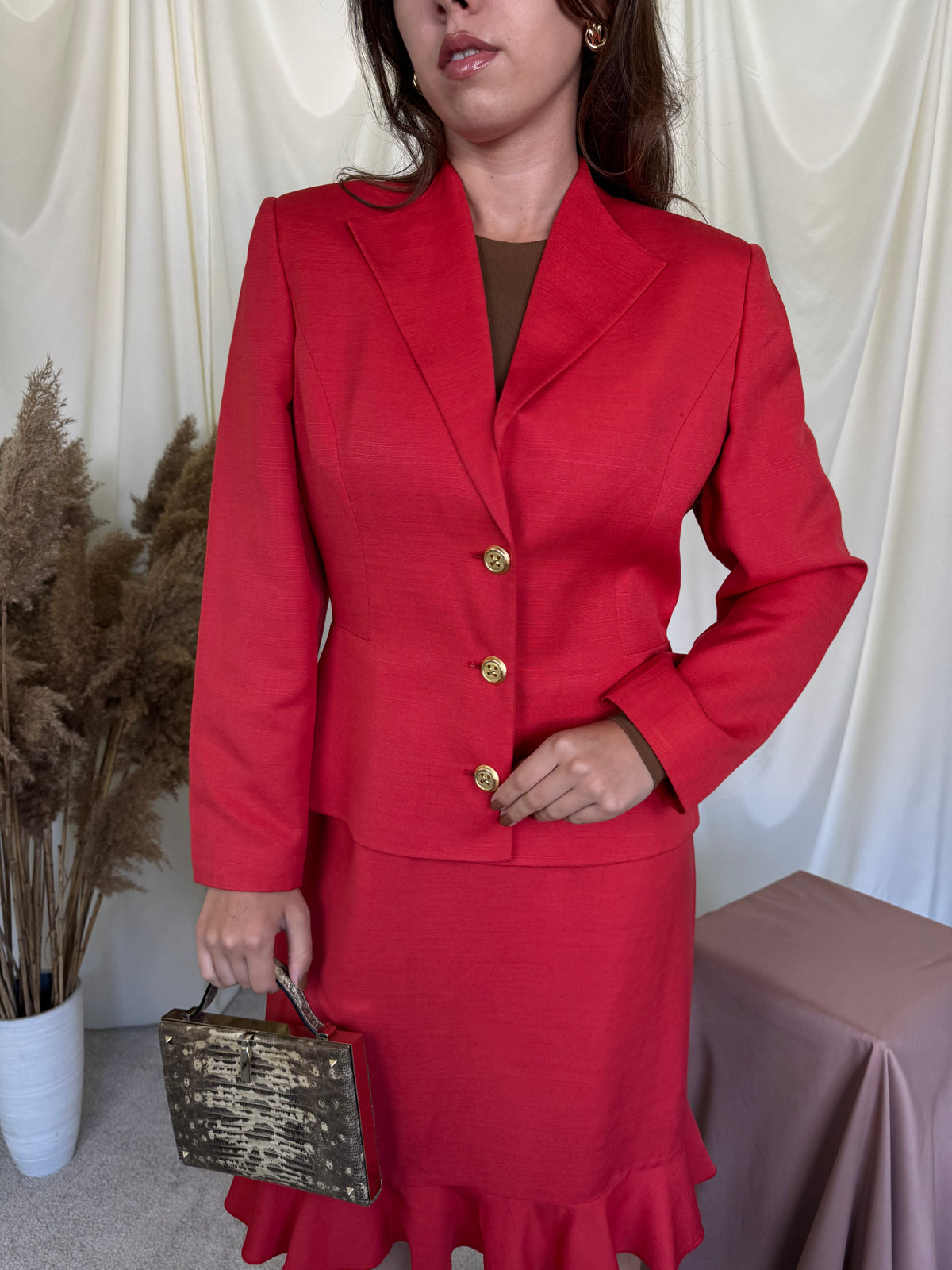 Deux piece luxury VALENTINO, sacou cambrat cu nasturi bijuterie si fusta feminină cu talie înaltă ( mărimea M)