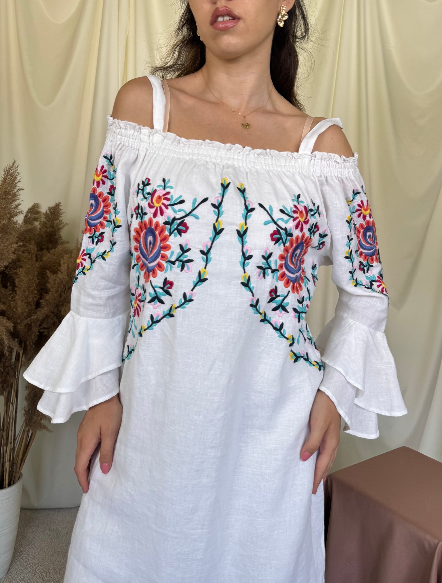 Rochie nouă cu broderie superbă din 100% in ( mărimea S- S/M)