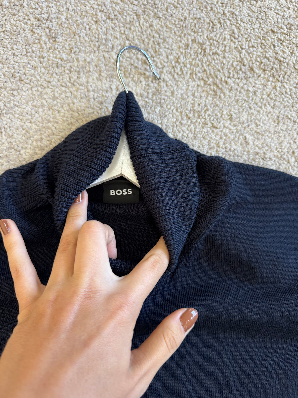 Bluza pe gât Hugo Boss din 100 % lana virgină ( mărimea S/M )