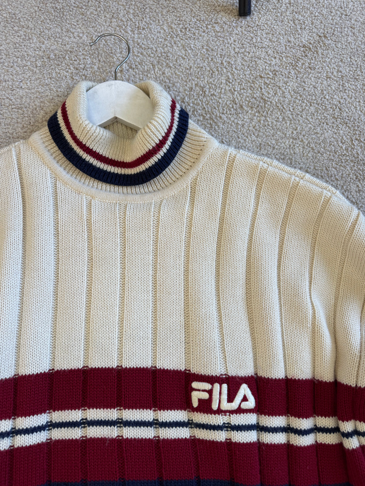 Pulover vintage FILA  din 50% până cu inscripție brodată ( mărimea XL)