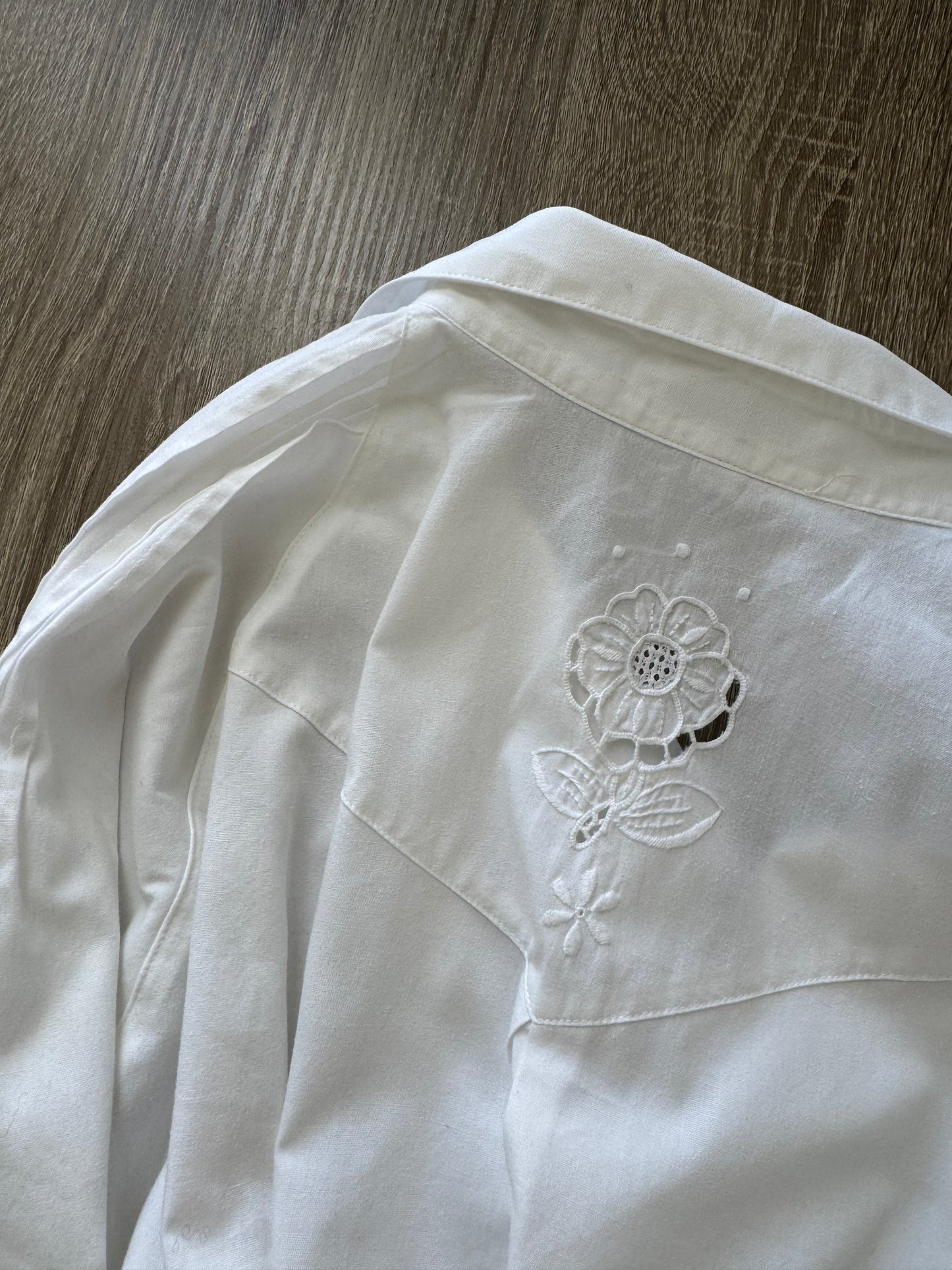 Cămașă vintage din 100% bumbac cu detalii brodate 
(Mărimea M/L)
