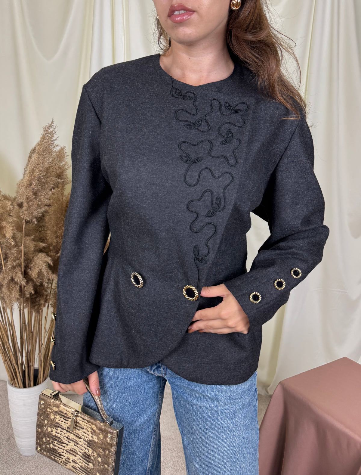 Jacheta vintage din 100% lână cu detalii brodate și nasturi masivi tip bijuterie ( mărimea L/XL)