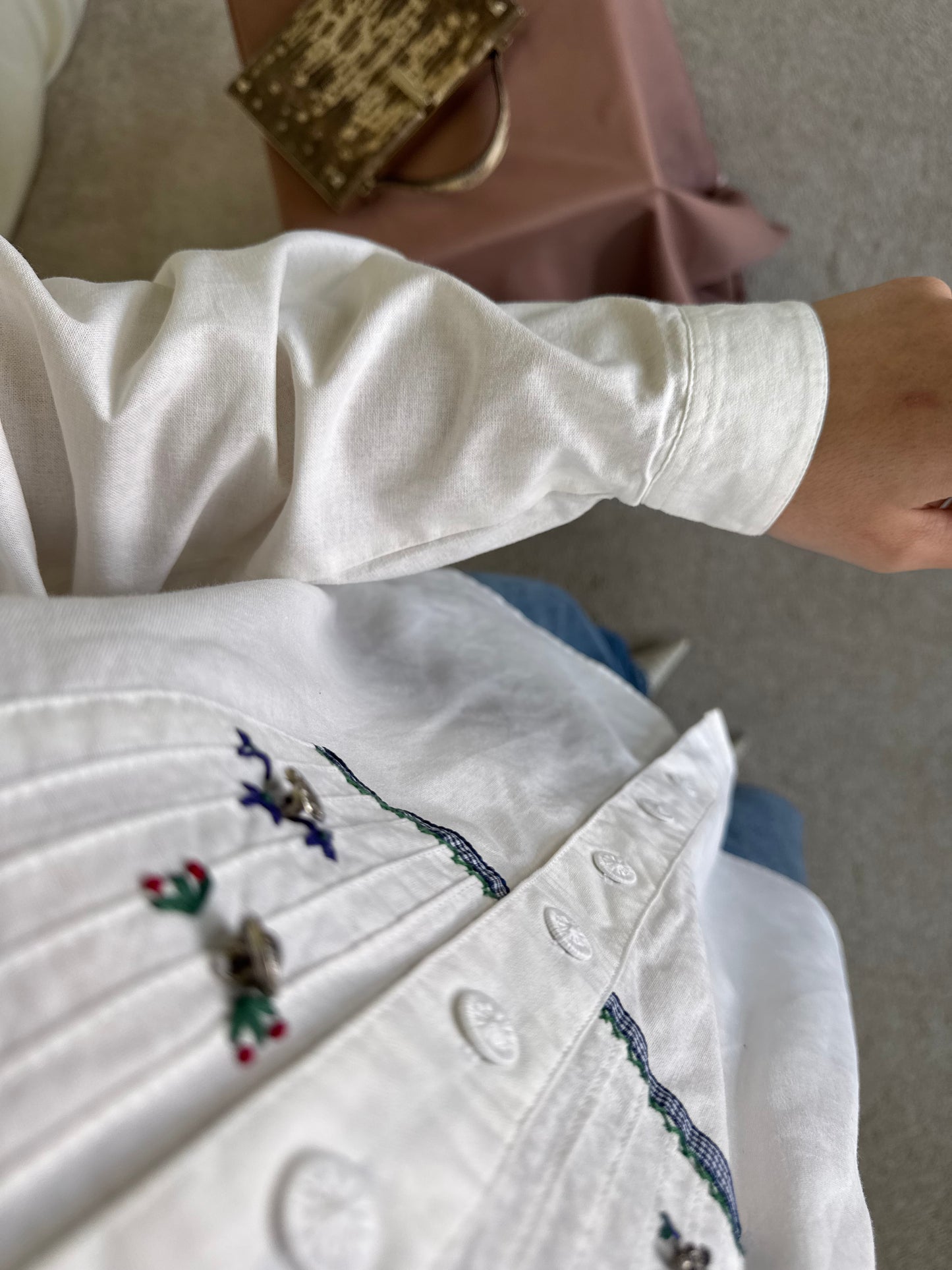 Cămașă vintage superbisima din 100% bumbac cu broderie și aplicații metalice 
(Mărimea M/L)