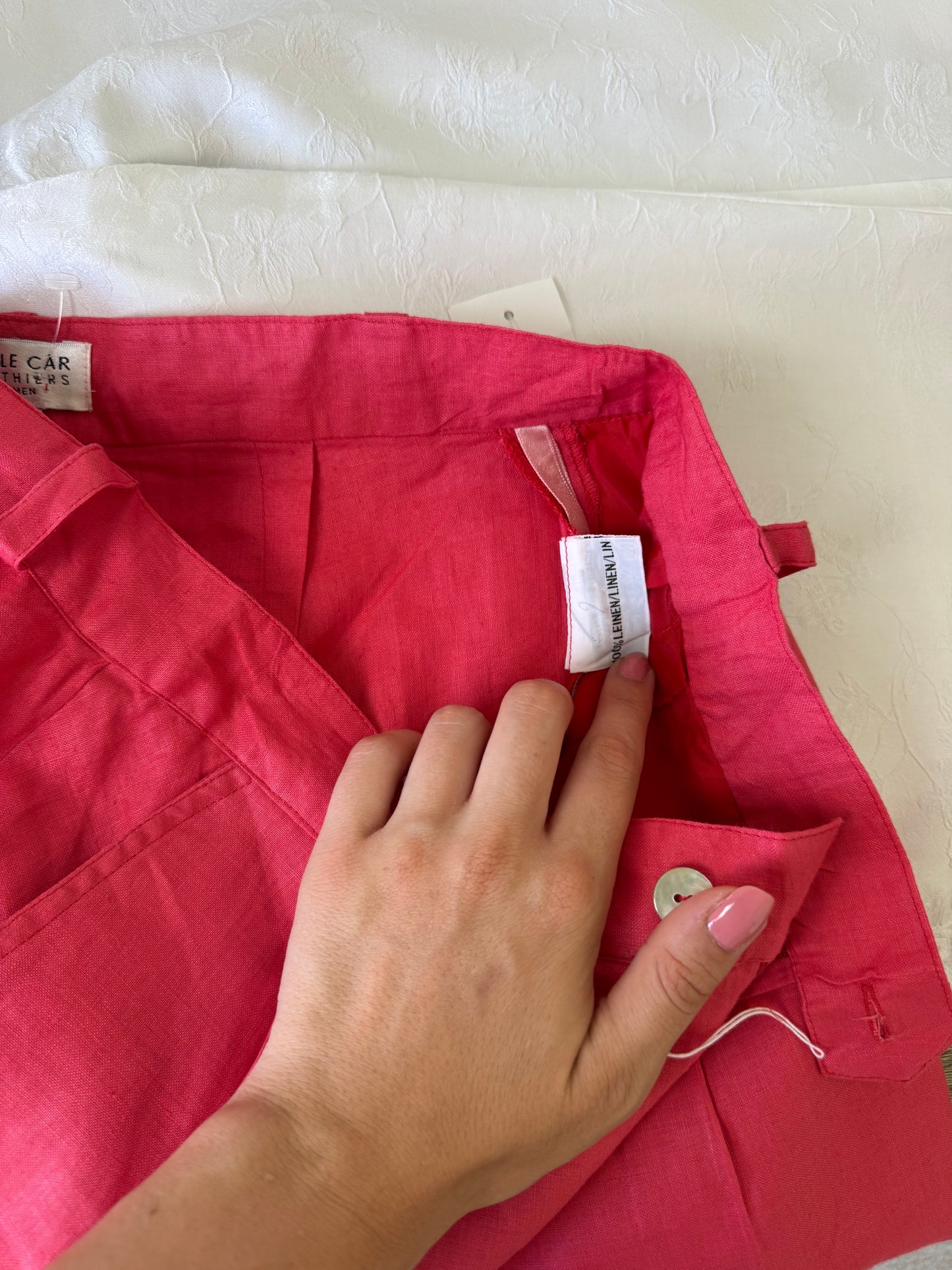 Pantalon scurt din 100% in cu broderie superbă, produs nou ( mărimea S/M)