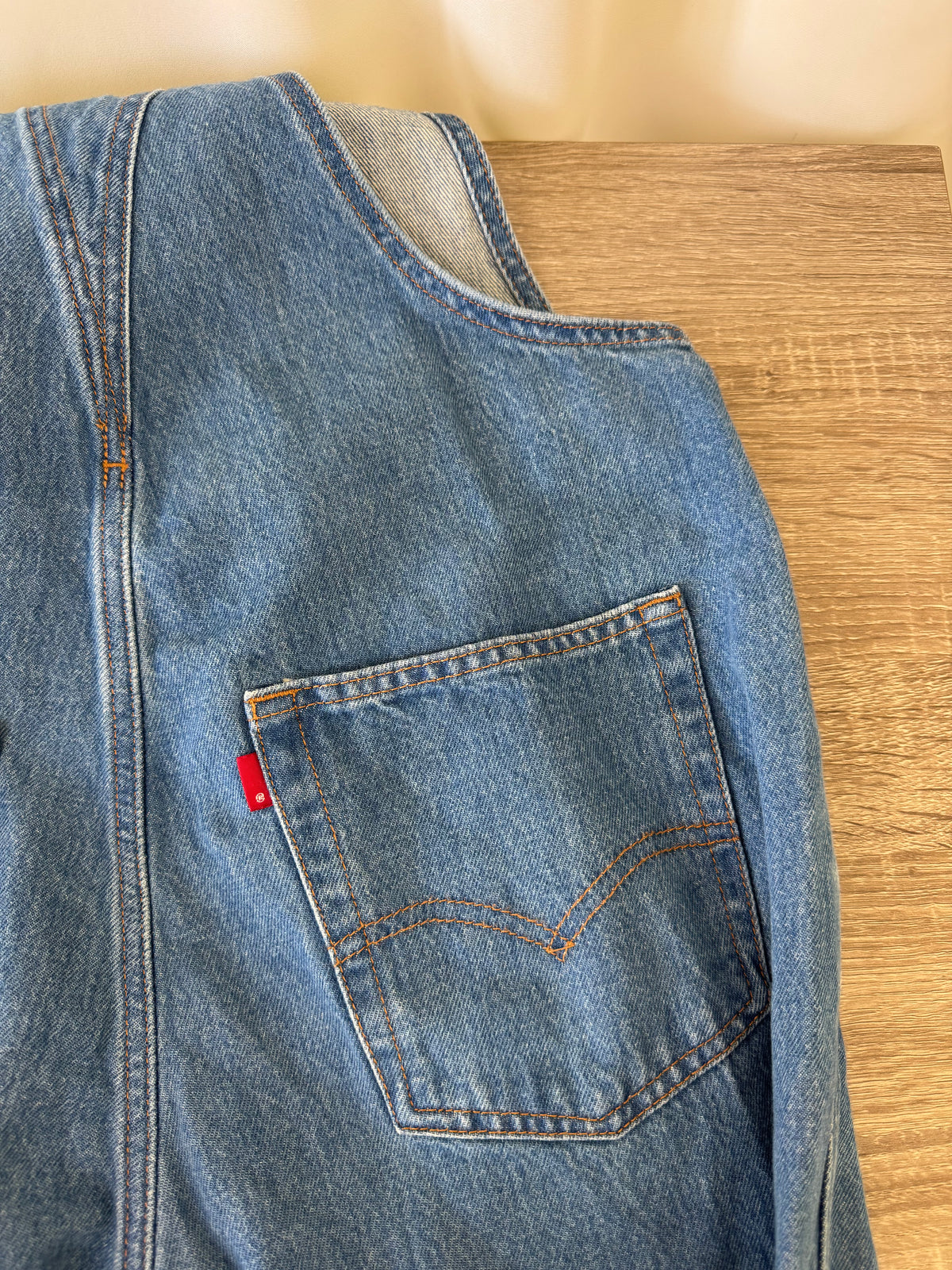 Salopetă vintage Levi’s din denim de 100% bumbac calitativ ( mărimea M)
