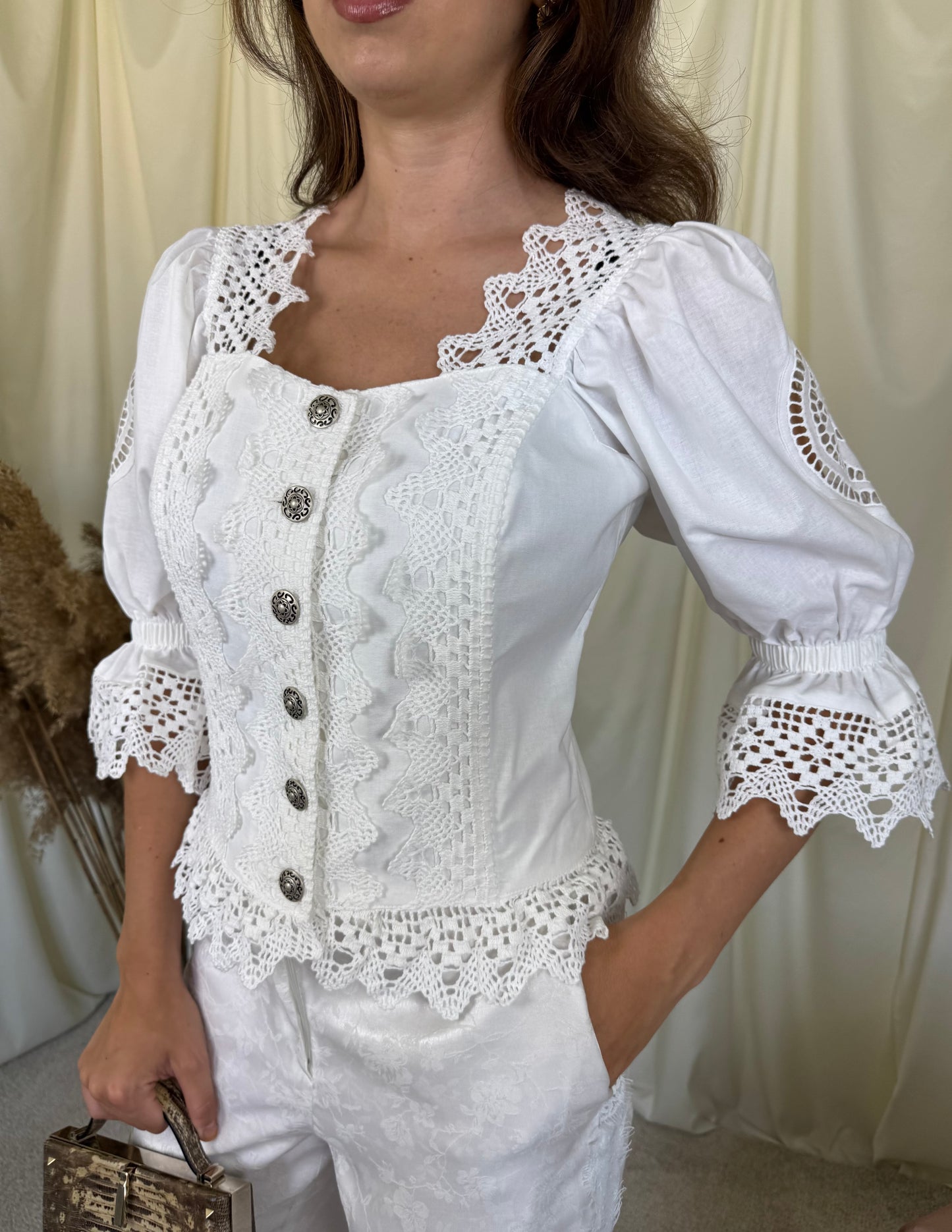 Top nou superbisim din bumbac și in tip corset cu mâneci ample și broderie 
(Mărimea M)