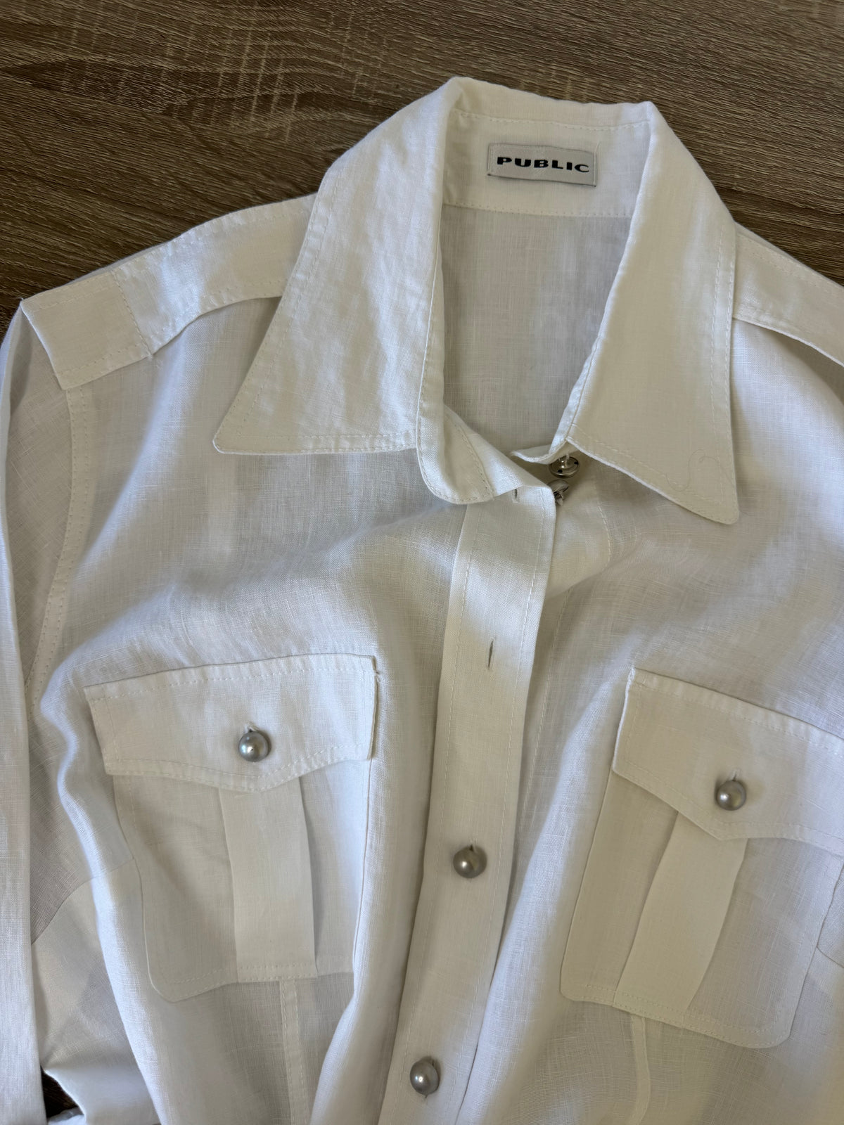 Cămașa PUBLIC din 100% in calitativ cu nasturi metalici ( mărimea L/XL)