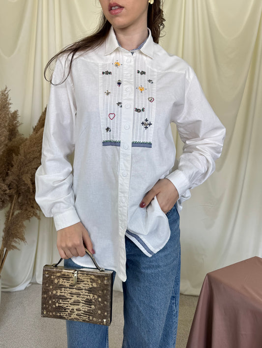 Cămașă vintage superbisima din 100% bumbac cu broderie și aplicații metalice 
(Mărimea M/L)