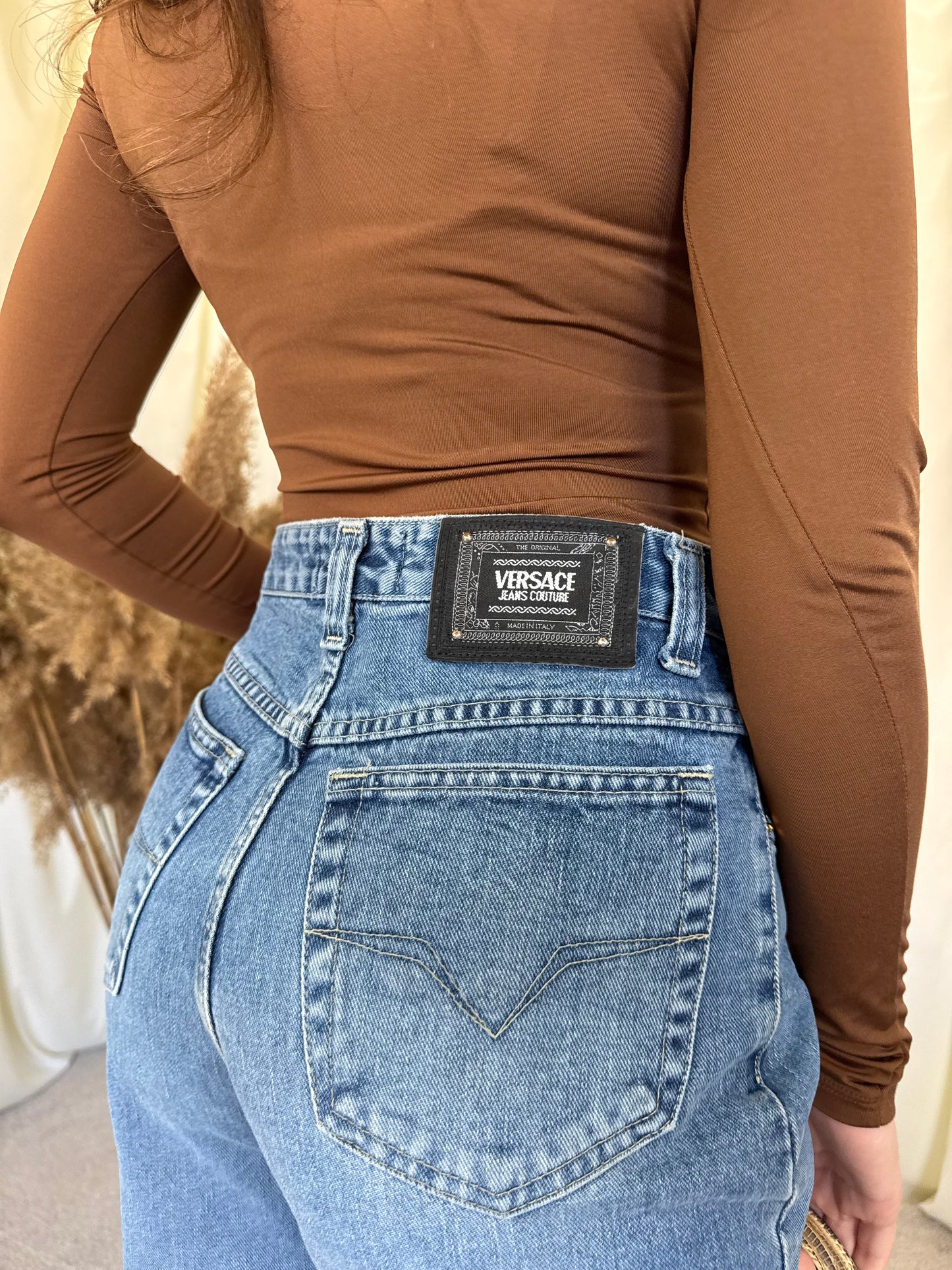 Blug vintage Versace din 100% bumbac, nasturi metalici aurii, păstrați într-o stare excelentă 
(Mărimea S)