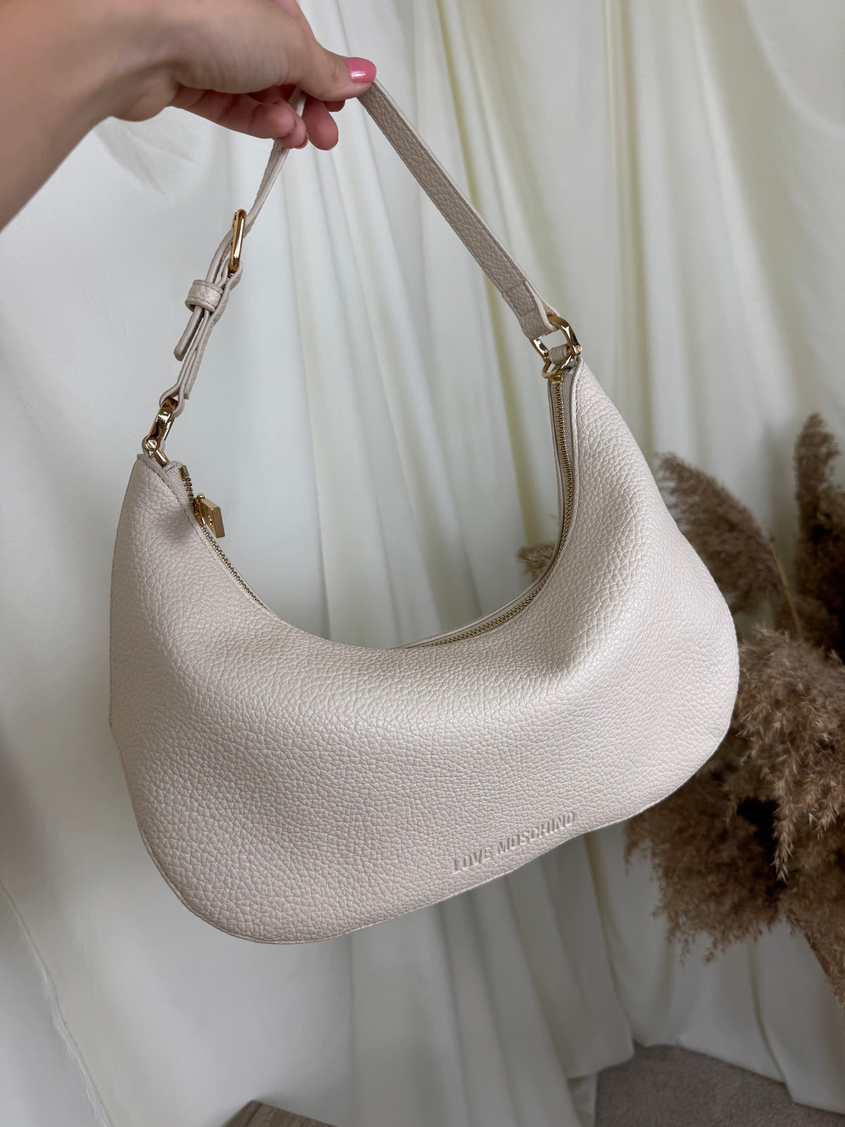 Geanta LOVE MOSCHINO din piele naturală cu feronerie aurie 
Prezintă mică urmă