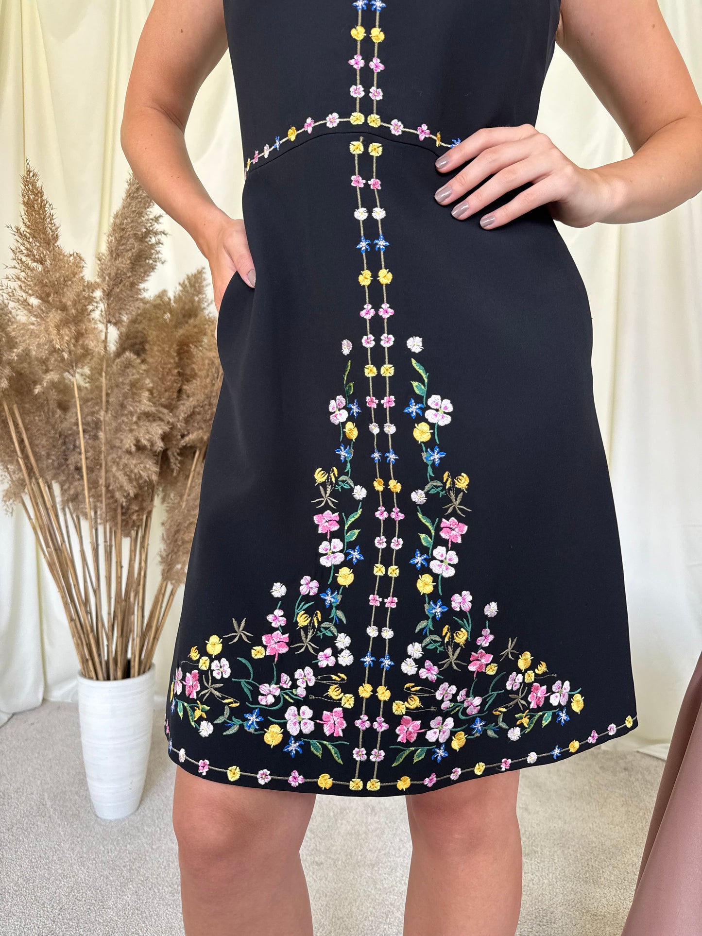 Rochie TED BAKER cu broderie 
(Mărimea S/M)