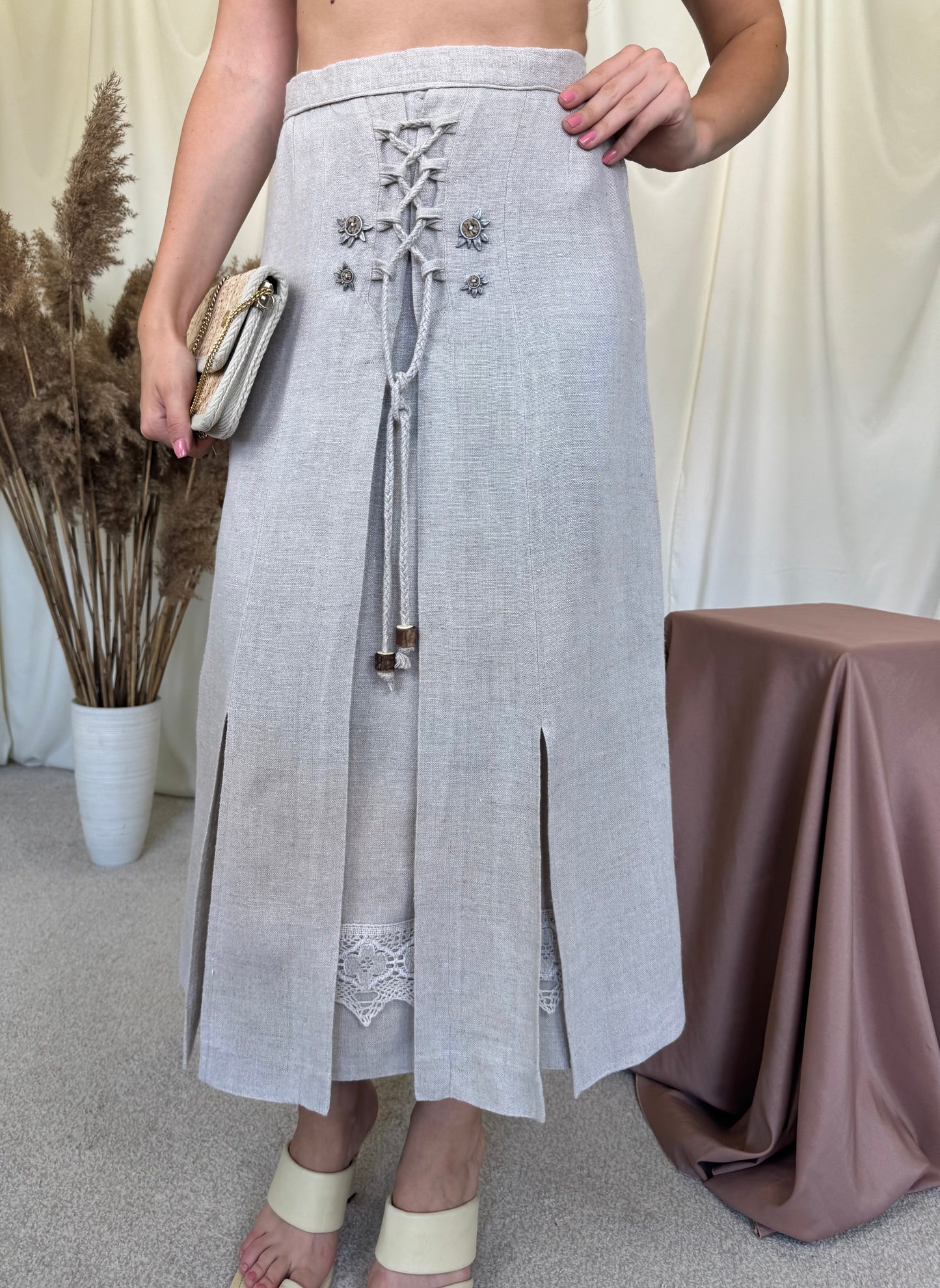 Fusta vintage din 100% in cu talie înaltă, broderie superbă, șlițuri laterale ( mărimea M/L)