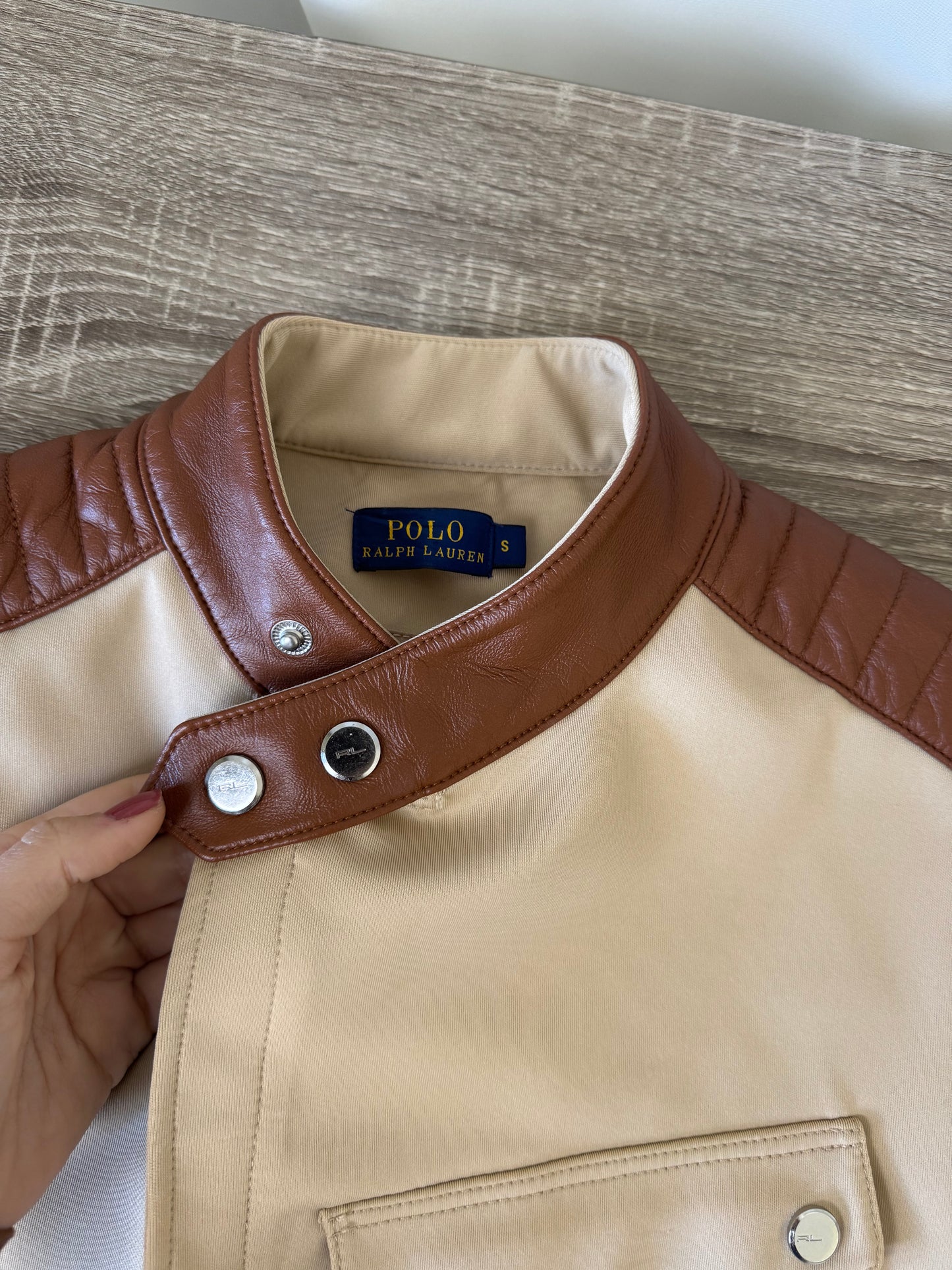 (RESTOCK) Jacheta Polo RALPH LAUREN cu detalii din piele naturala și nasturi inscripționați 
(Mărimea S)