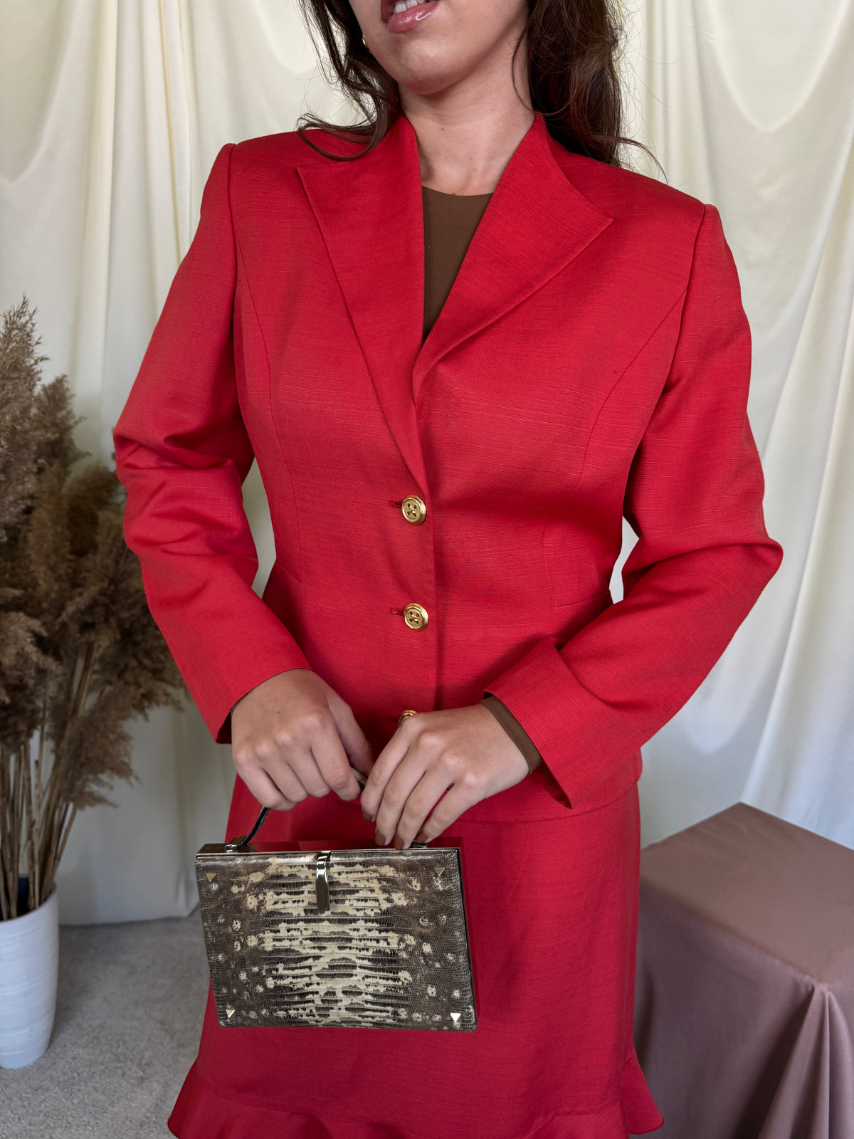 Deux piece luxury VALENTINO, sacou cambrat cu nasturi bijuterie si fusta feminină cu talie înaltă ( mărimea M)