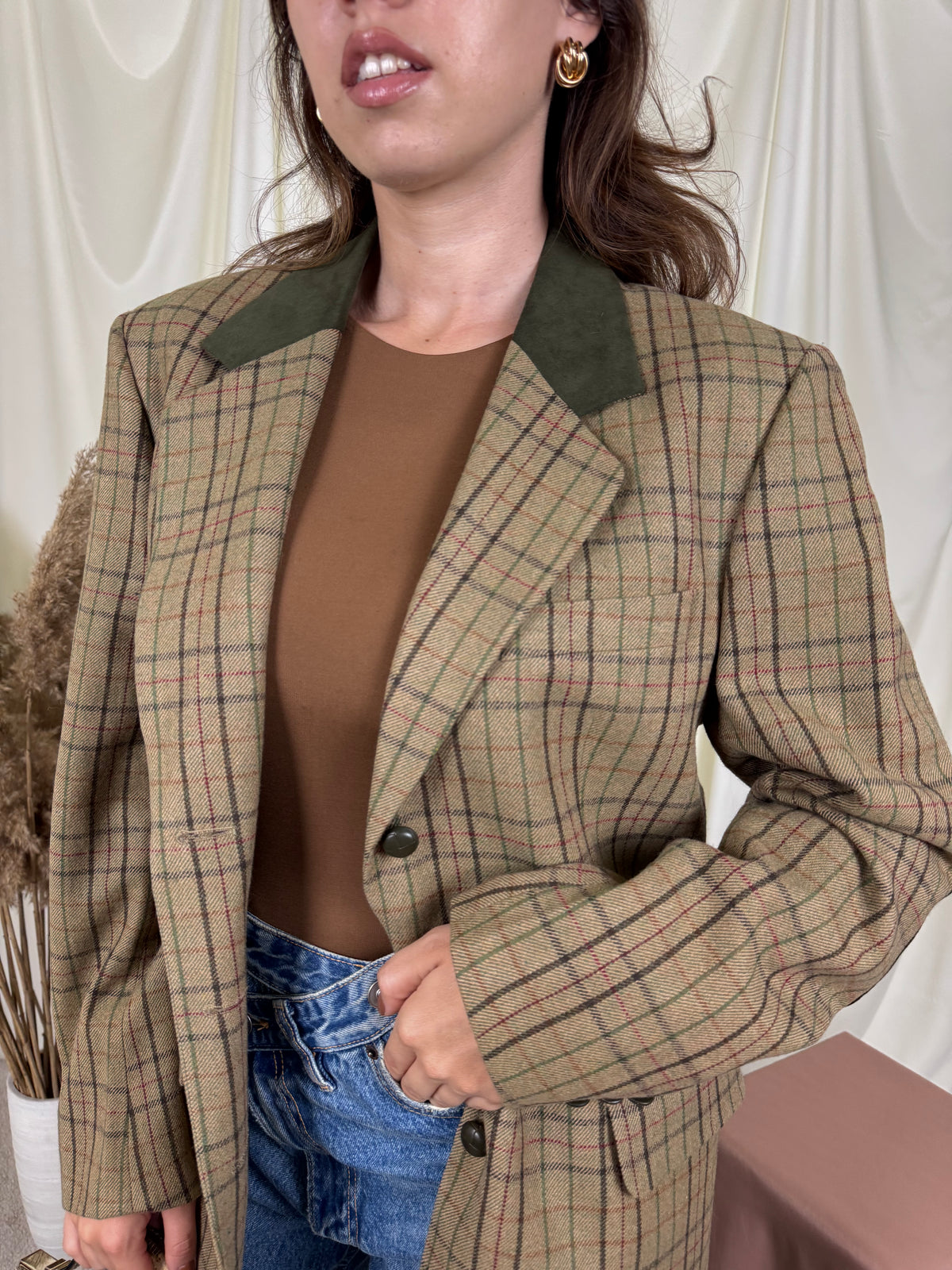 Sacou vintage superb din stofă premium de 100% lână, detalii din piele velur ( mărimea M/L)