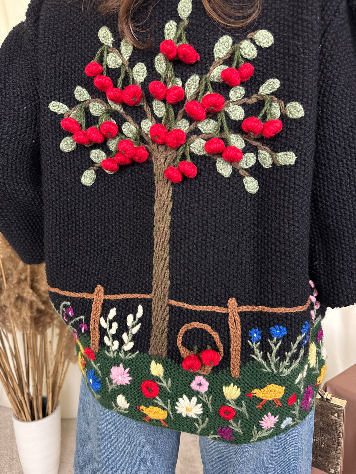 Piesă vintage din 100% lână, realizată manual cu detalii brodate ( mărimea M/L)