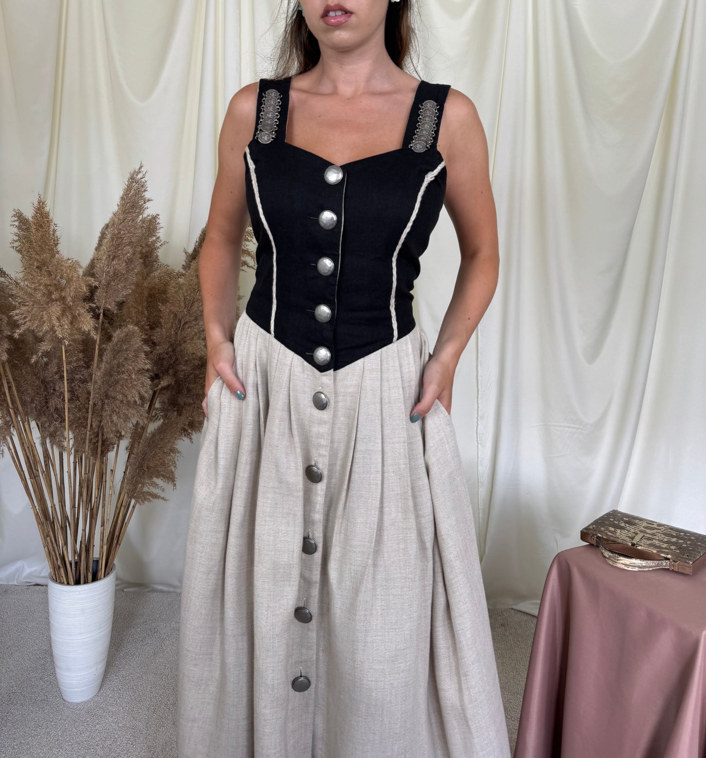 Rochie vintage din 100% in cu detalii și nasturi metalici 
(Mărimea M)