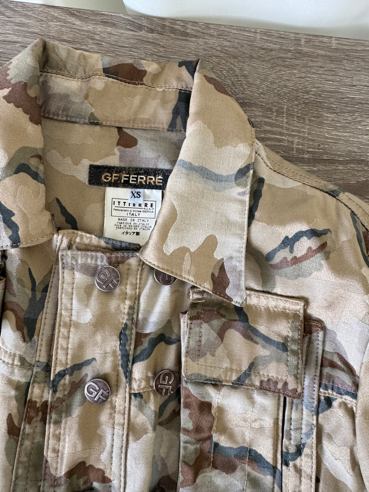 Geacă vintage premium GIANFRANCO FERRE din bumbac cu print army și nasturi inscripționați ( mărimea XS )