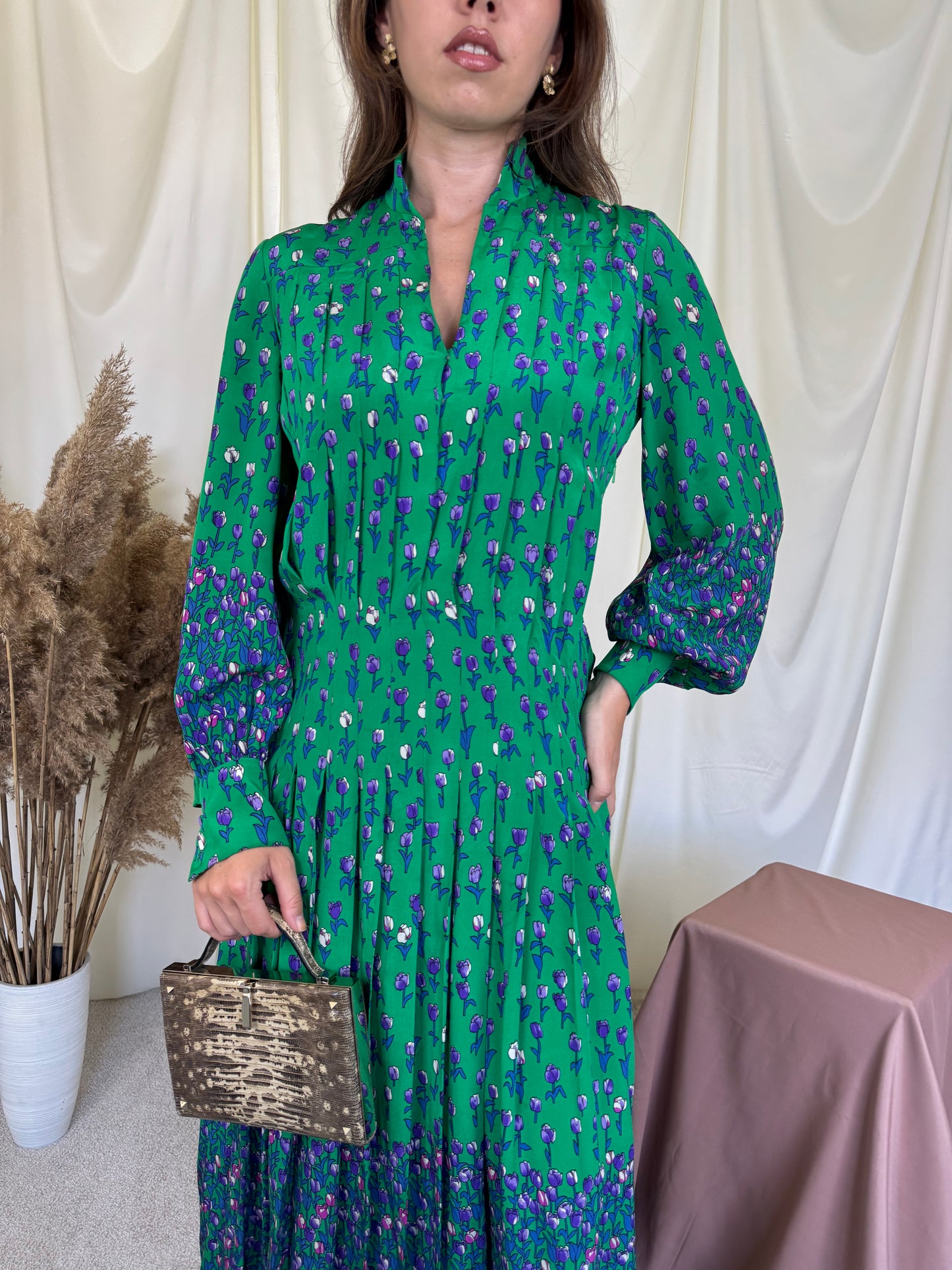Rochie vintage din 100% mătase naturala cu prin floral, pliuri fine și croială vaporoasă 
(Mărimea M/L)