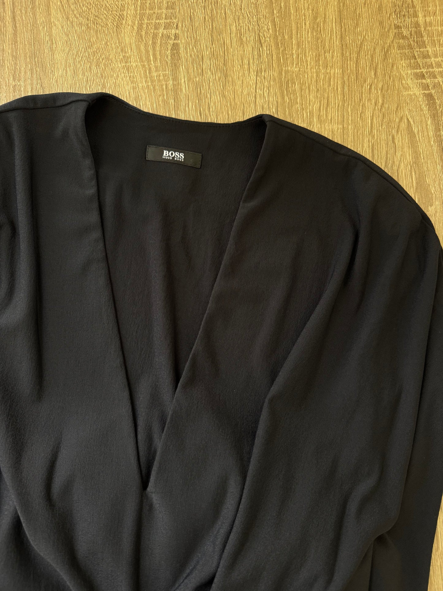 Bluză Hugo BOSS  cu decolteu V din vâscoză 
(Mărimea S)