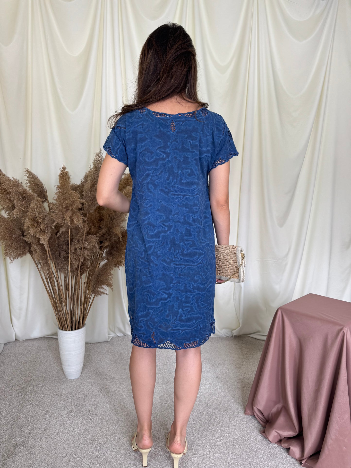Rochie Hugo Boss de vară cu detalii din macrame, bumbac și vascoza ( mărimea S-M)