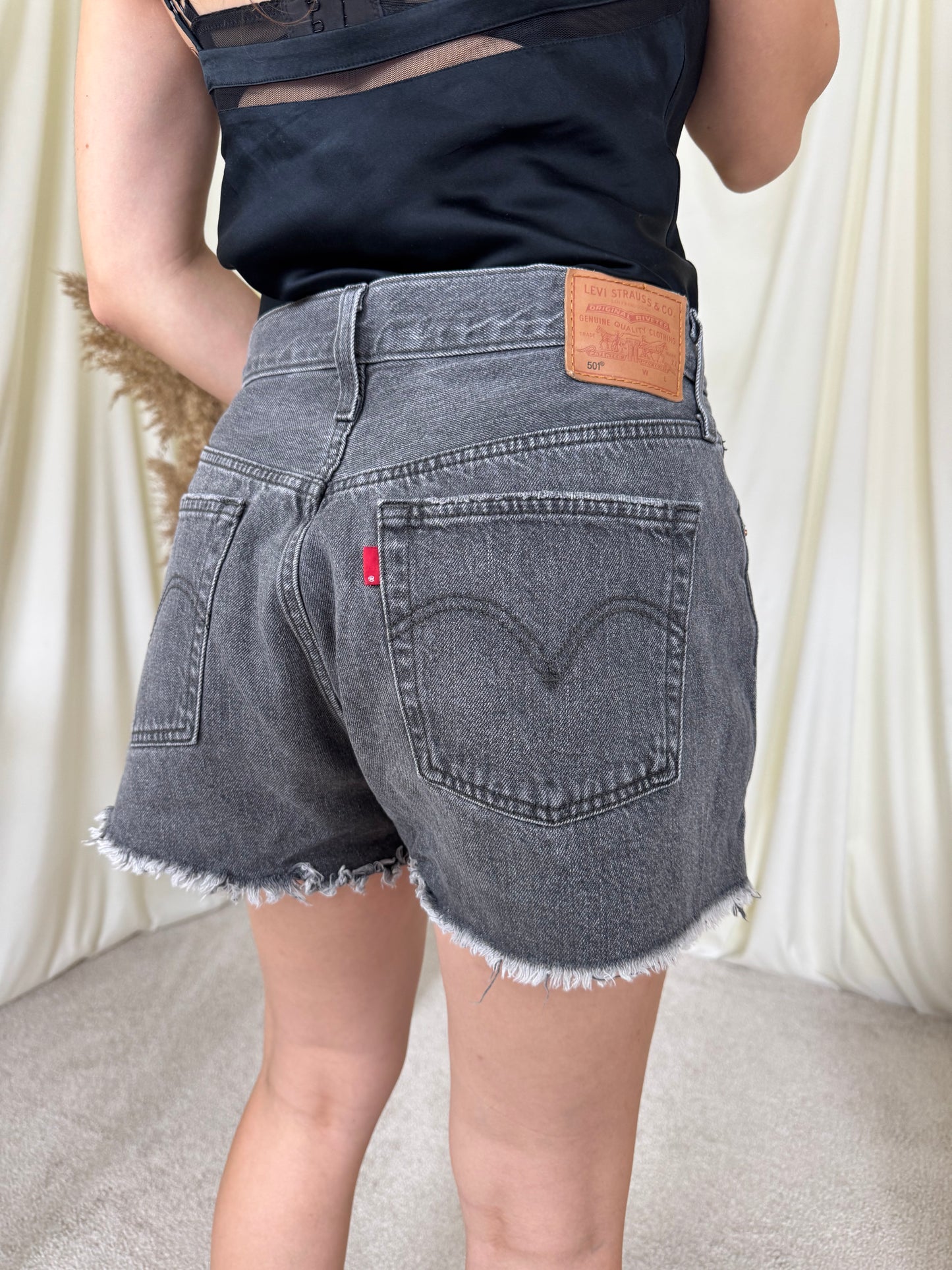 Levi’s 501 Gri cu rupturi cool ( mărimea M)