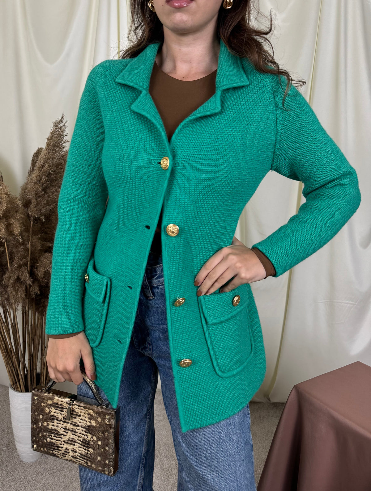 Cardigan vintage din lana pura extrem de călduroasă și densă cu nasturi aurii tip bijuterie ( mărimea S/M)