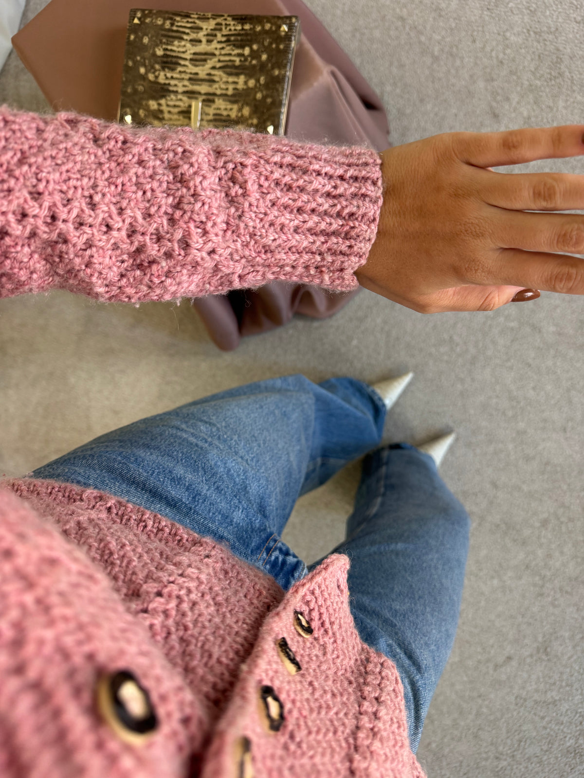 Cardigan roz lucrat manual cu umeri accentuați ( mărime universală - M/L)
