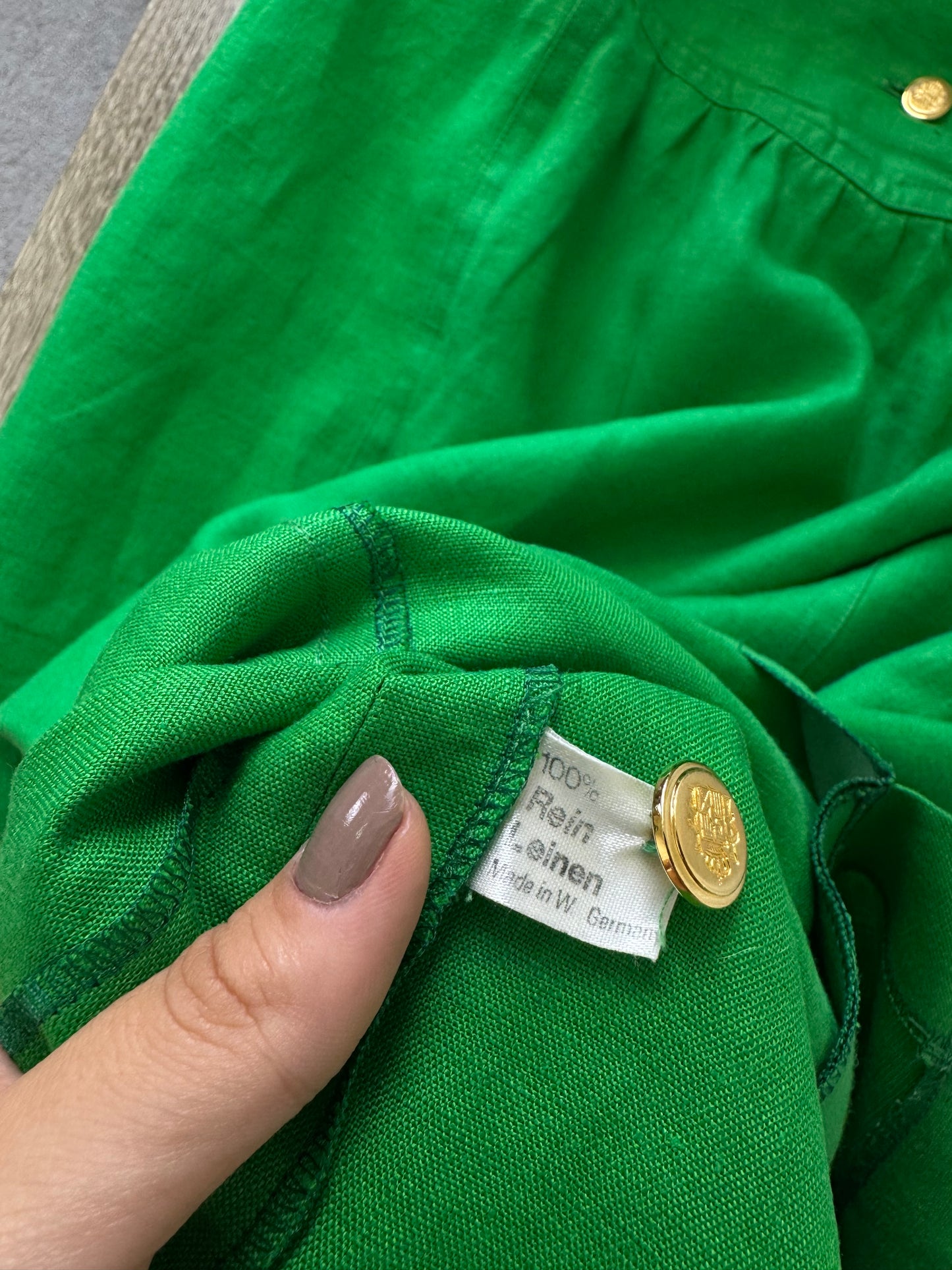 Rochie vintage din 100% in cu nasturi metalici aurii și umeri voluminoși ( mărimea M/L)