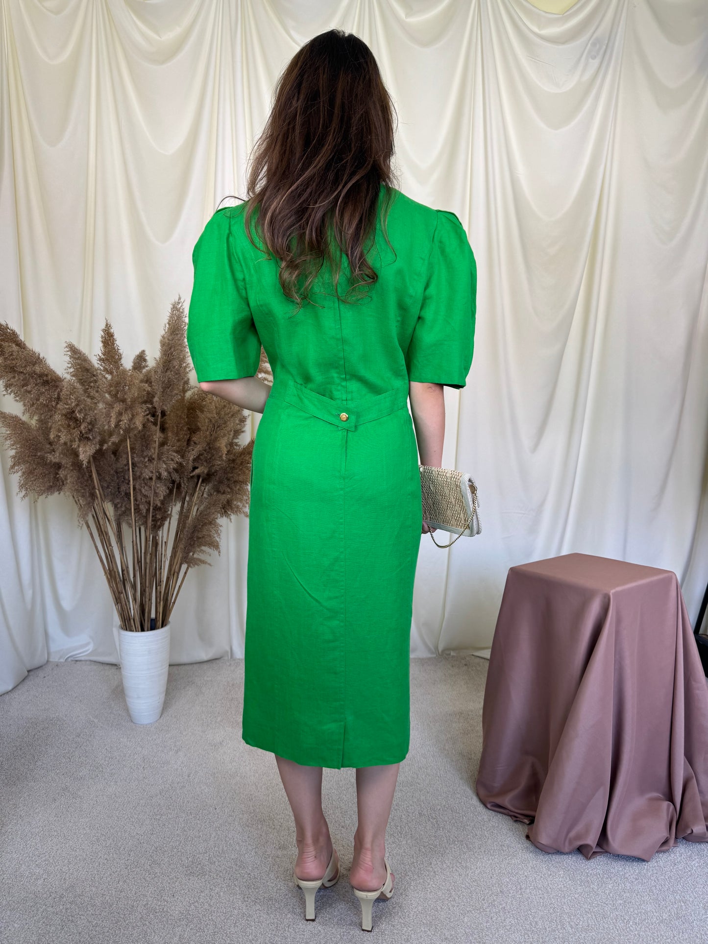 Rochie vintage din 100% in cu nasturi metalici aurii și umeri voluminoși ( mărimea M/L)