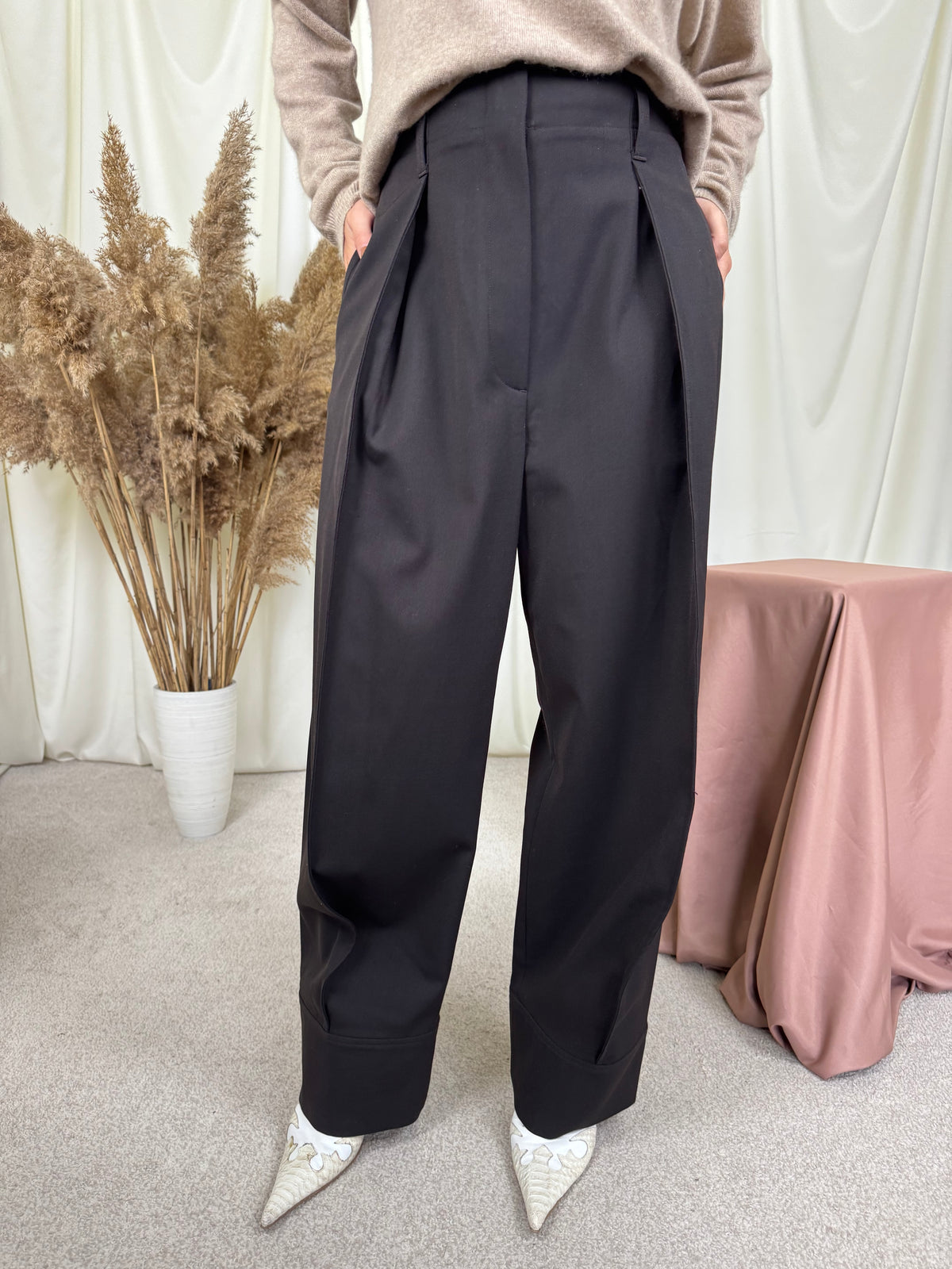 Pantalon COS cu talie înaltă și croi super cool  din lana ( mărimea L)