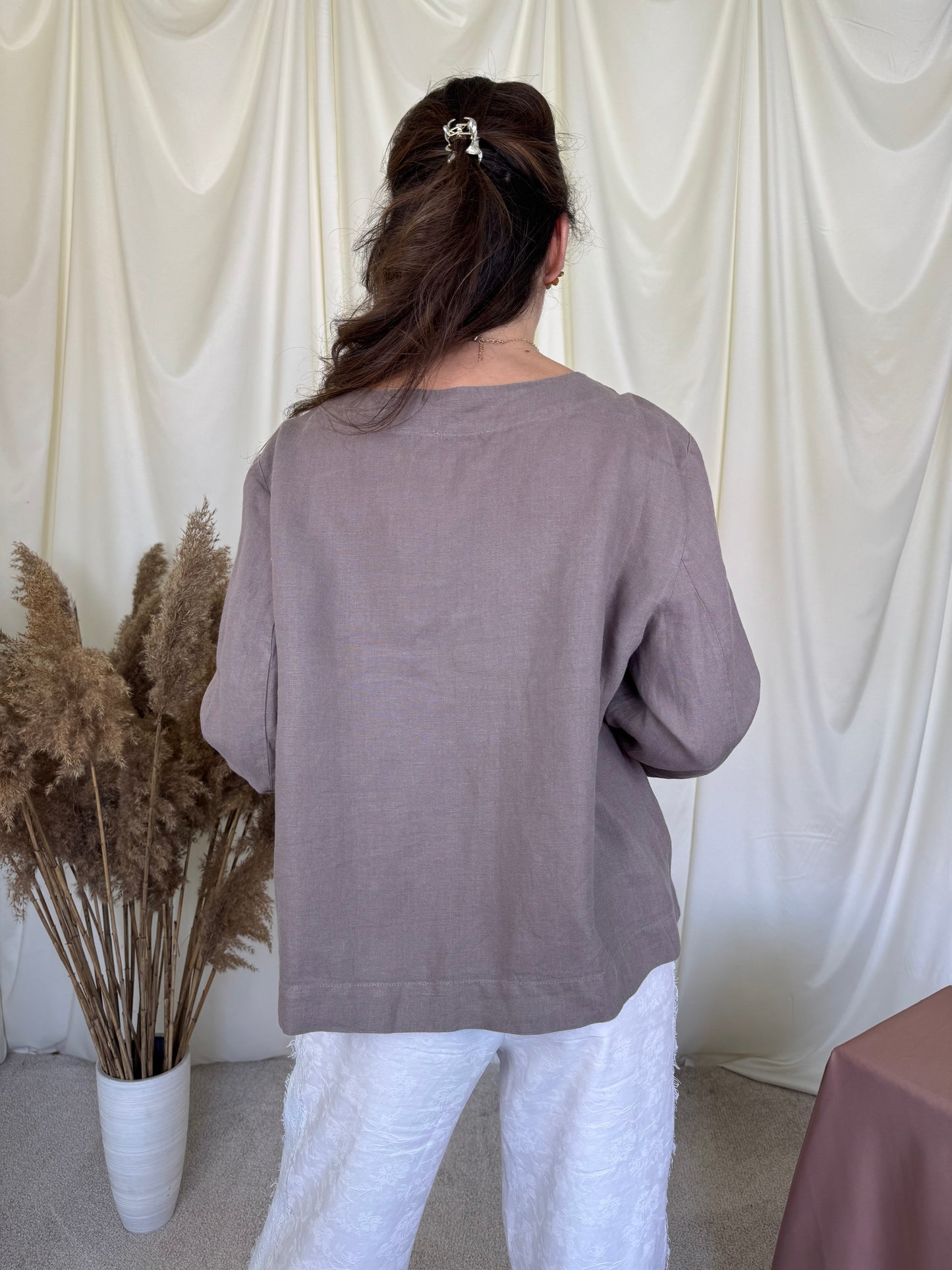 Sacou în fit lejer din 100% in cu nasture tip perla ( mărimea M/L)