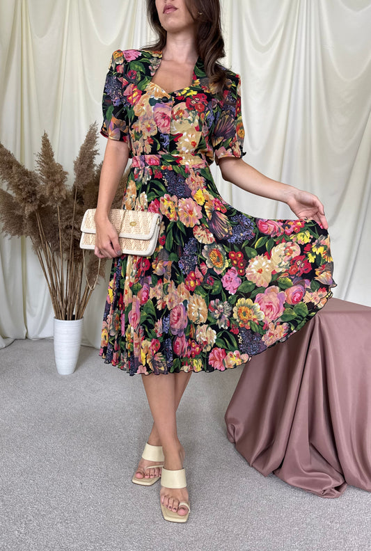 Costum vintage din 2 piese, fustă plisată cu talie elastică și cămașă cu umeri marcați ( mărimea M-L)