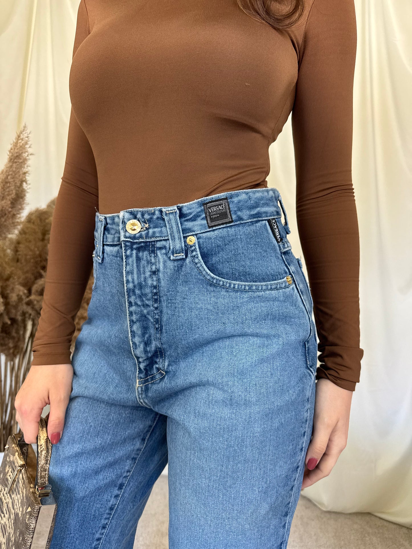 Blug vintage Versace din 100% bumbac, nasturi metalici aurii, păstrați într-o stare excelentă 
(Mărimea S)