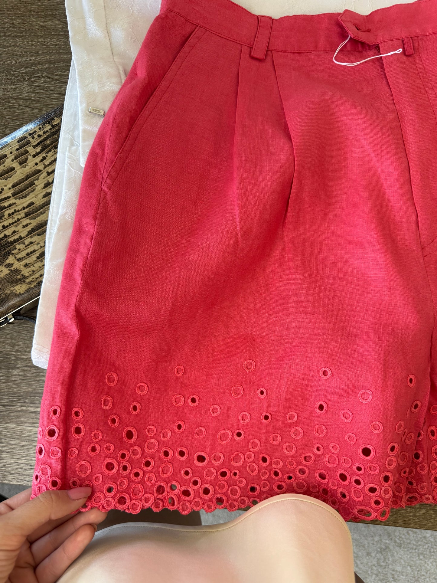 Pantalon scurt din 100% in cu broderie superbă, produs nou ( mărimea S/M)